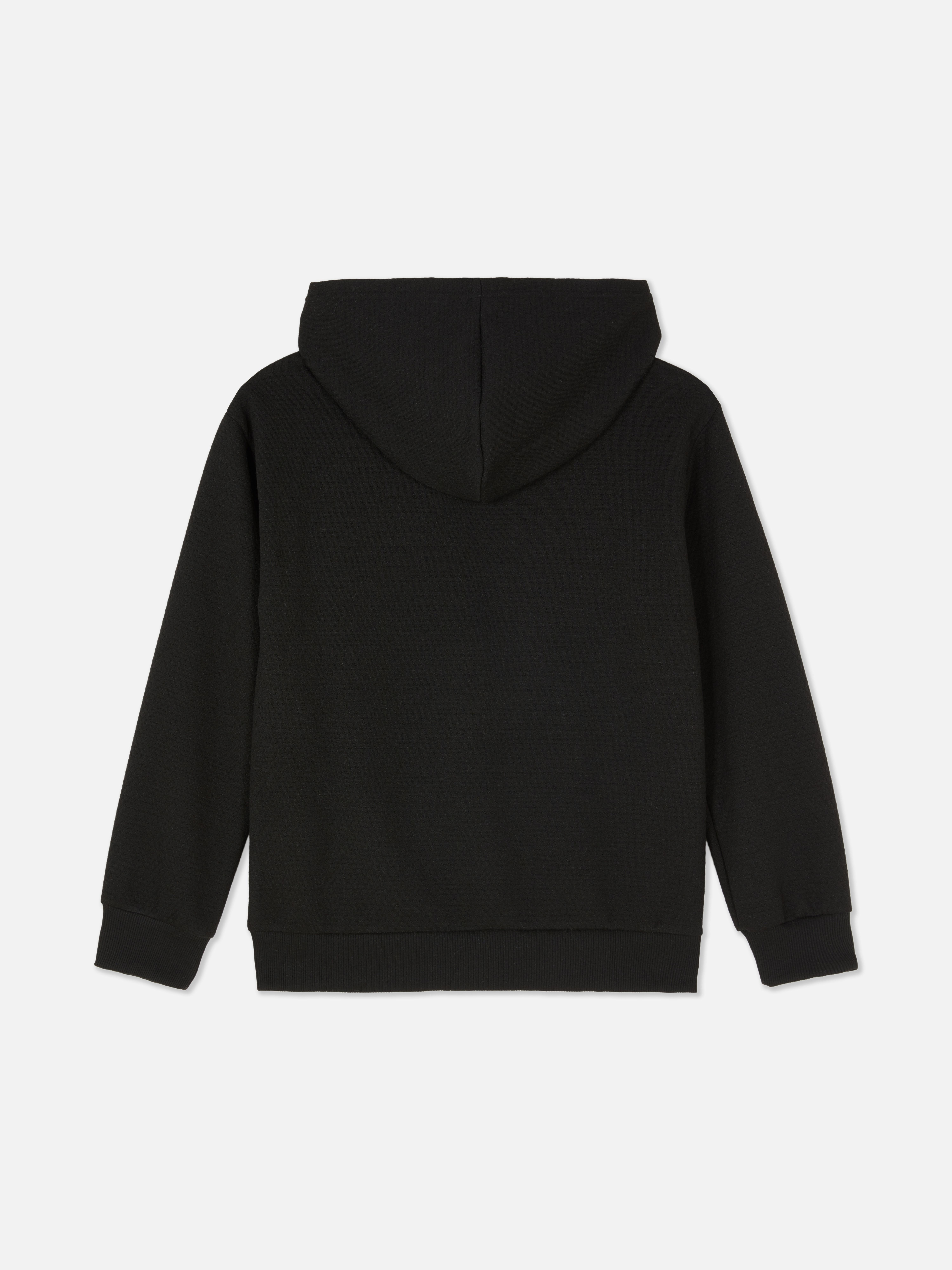 Sweat à capuche texturé avec fermeture éclair. Un sweat à capuche avec une fermeture éclair sur le devant, des manches longues avec poignets, des poches kangourou et un tissu texturé.
