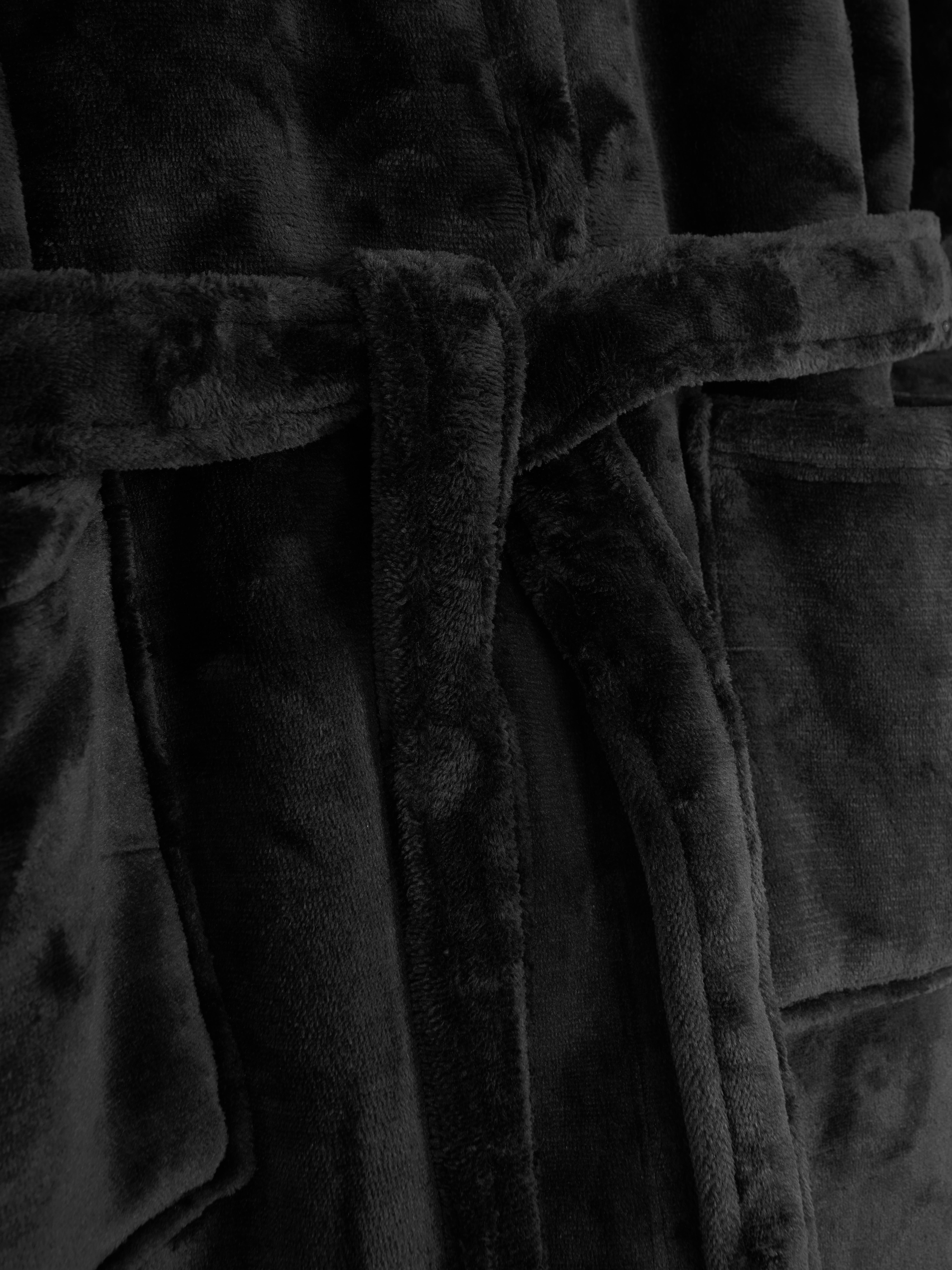 Halat de baie din fleece cu curea Halat de baie moale din fleece cu glugă fixă, curea și buzunare frontale mari
