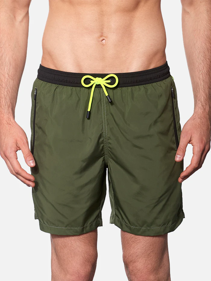 Lichtgewicht herenzwempak met ritssluiting in militaire groene kleur.