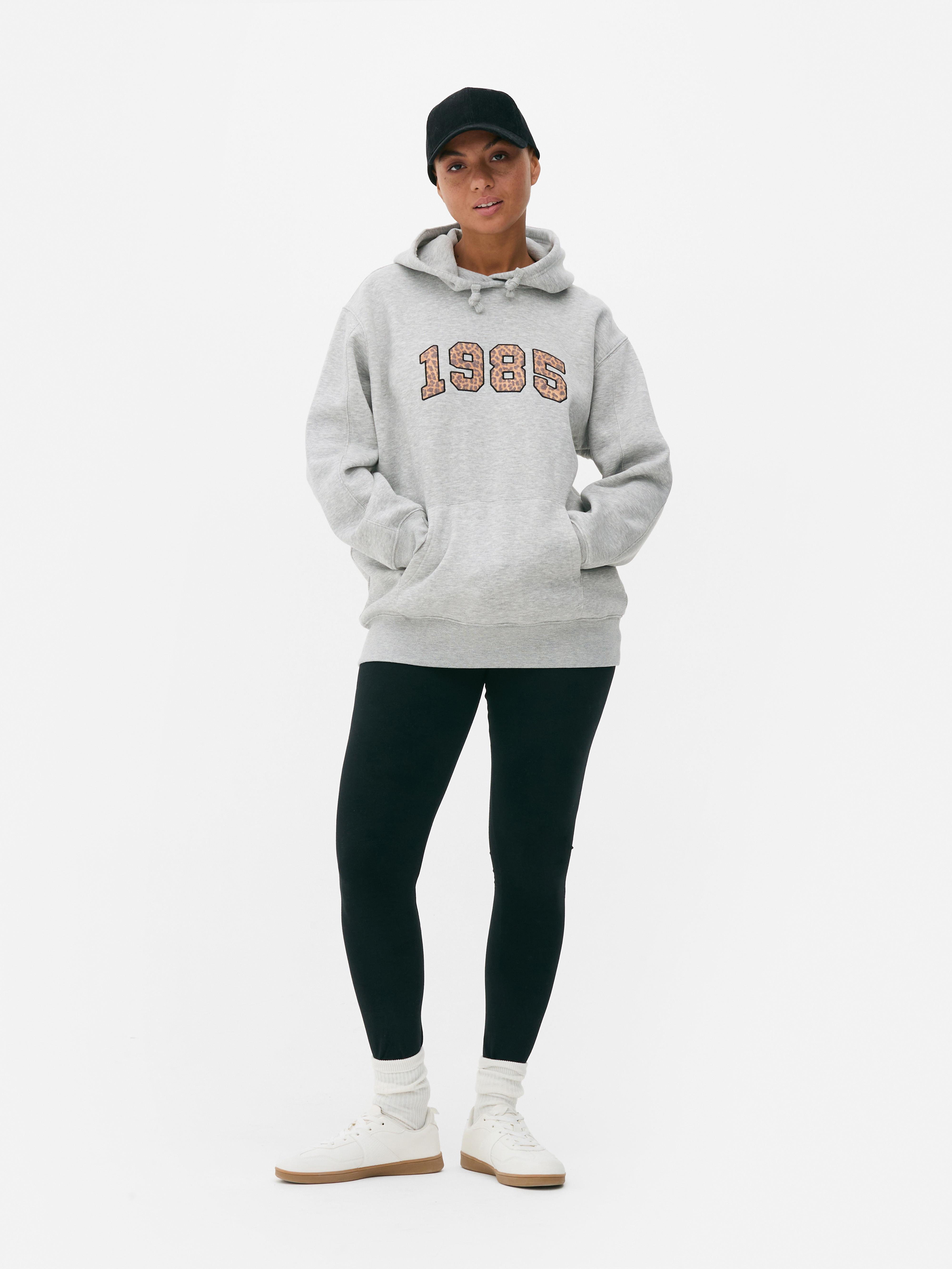 Οβερσάζ φούτερ με κορδόνι Ένα oversized φούτερ με κορδόνι, τσέπη καγκουρό και μοντέρνο μπροστινό μέρος