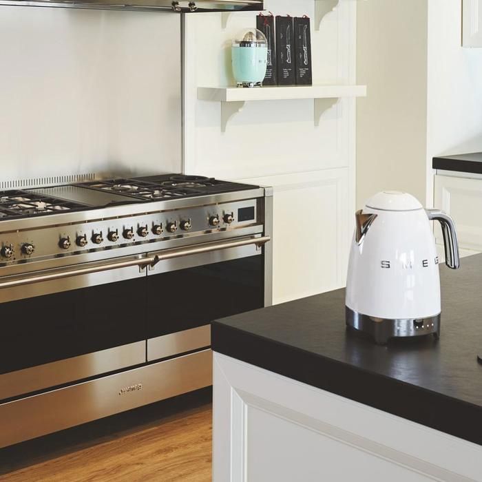 Bollitore Smeg stile anni '50 KLF04WHEU da 1,7 litri, 2400 Watt, bianco.