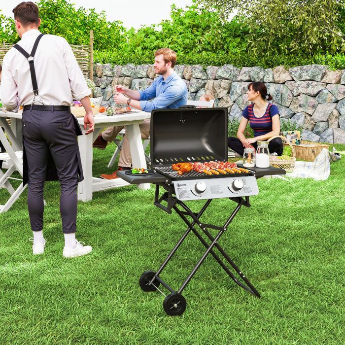 Barbecue a gas portatile - Outsunny - pieghevole - 2 bruciatori 5,6 kW - con ripiani laterali, termometro, coperchio, ruote - nero