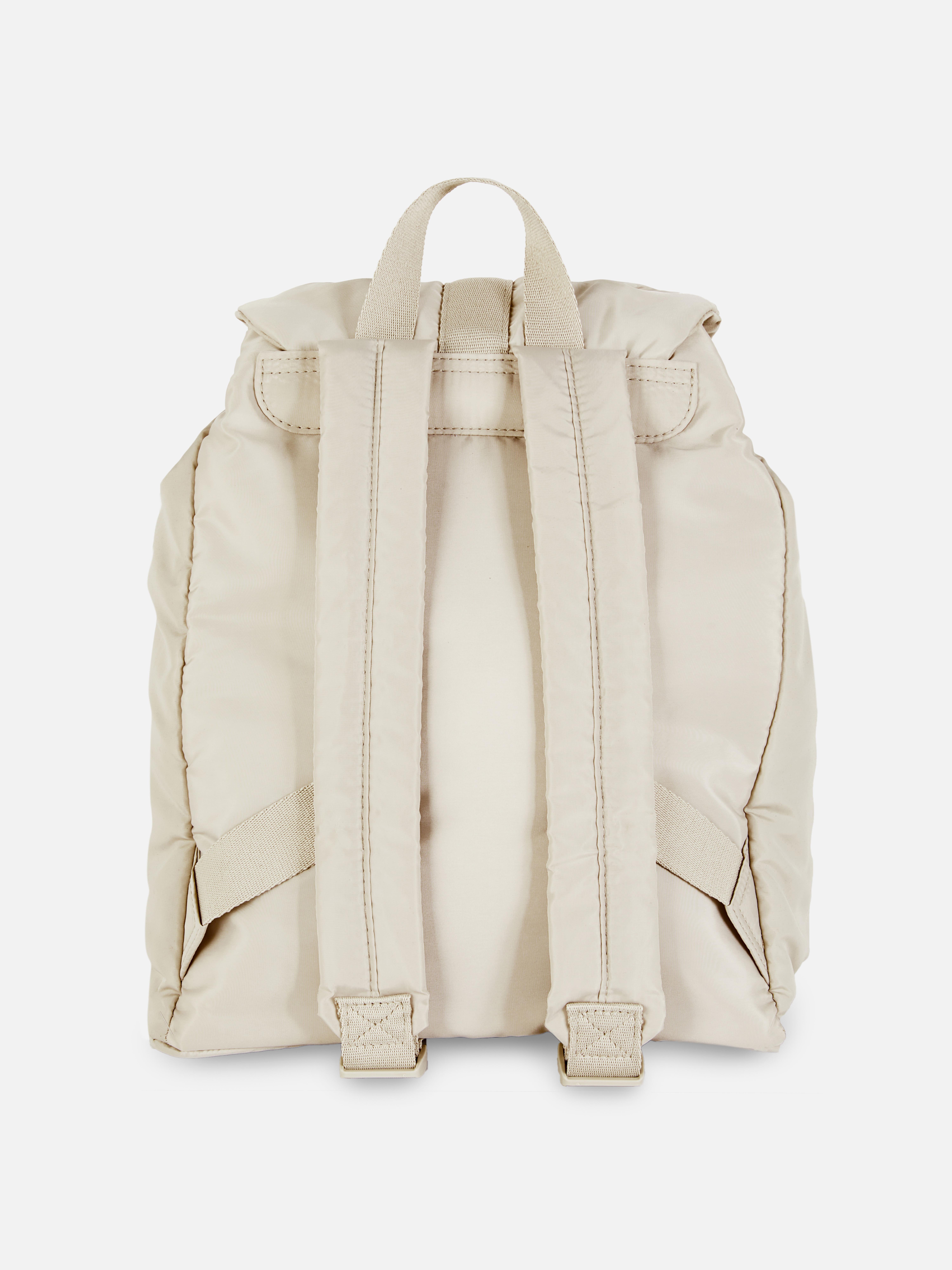 Gepolsterter Rucksack mit mehreren Fächern. Ein leicht gepolsterter Rucksack mit zwei Außentaschen und verstellbaren Schultergurten.