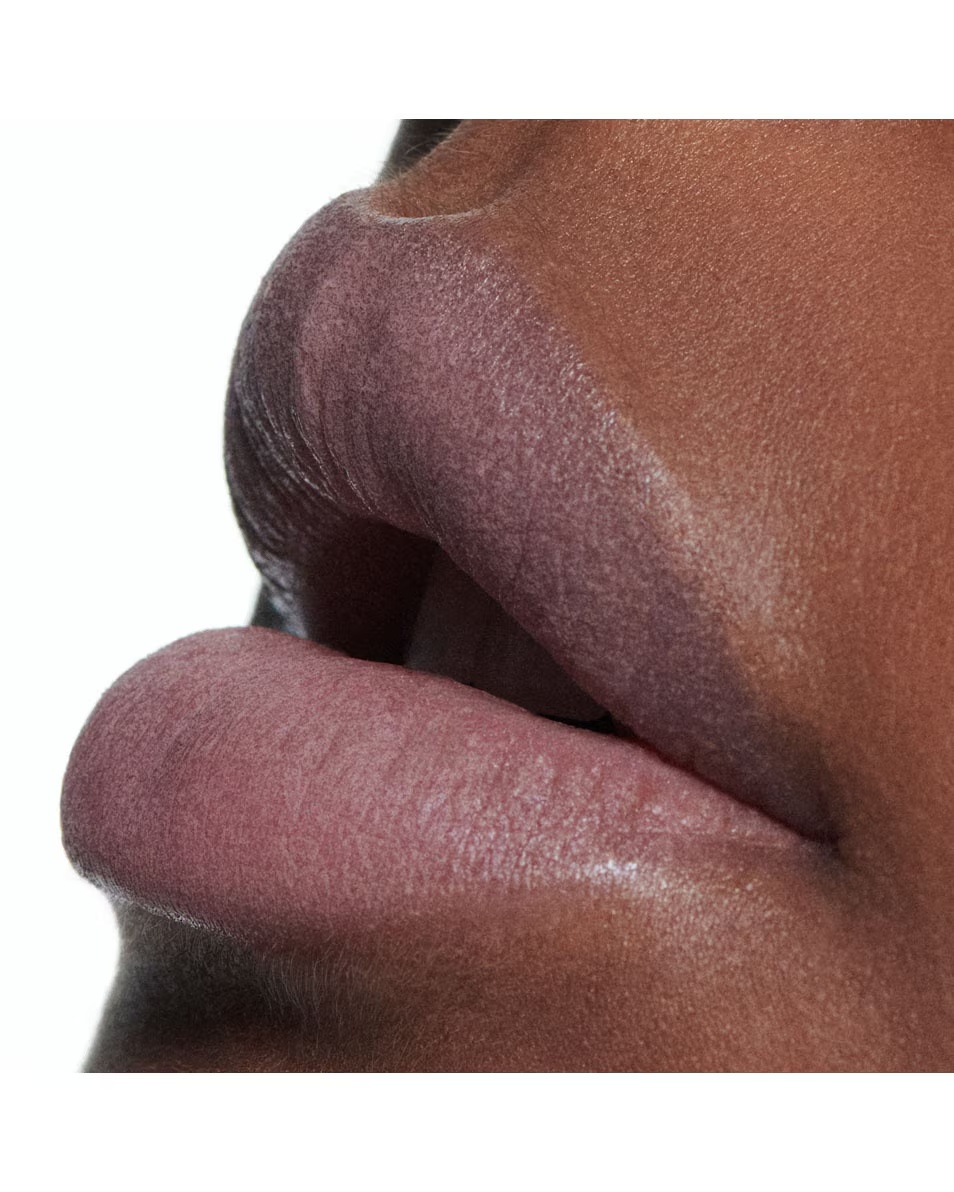MAC Powder Kiss Υγρό Κραγιόν - Intimate Nudes Υγρό Κραγιόν - 10ωρη Ενυδάτωση & Μακράς Διάρκειας