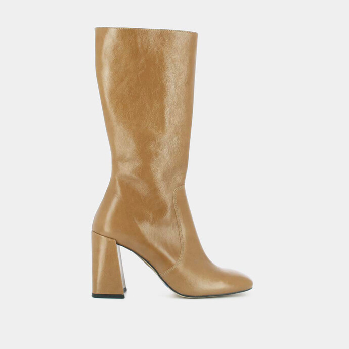 Bottes à talons et bouts carrés  en cuir brillant cannelle