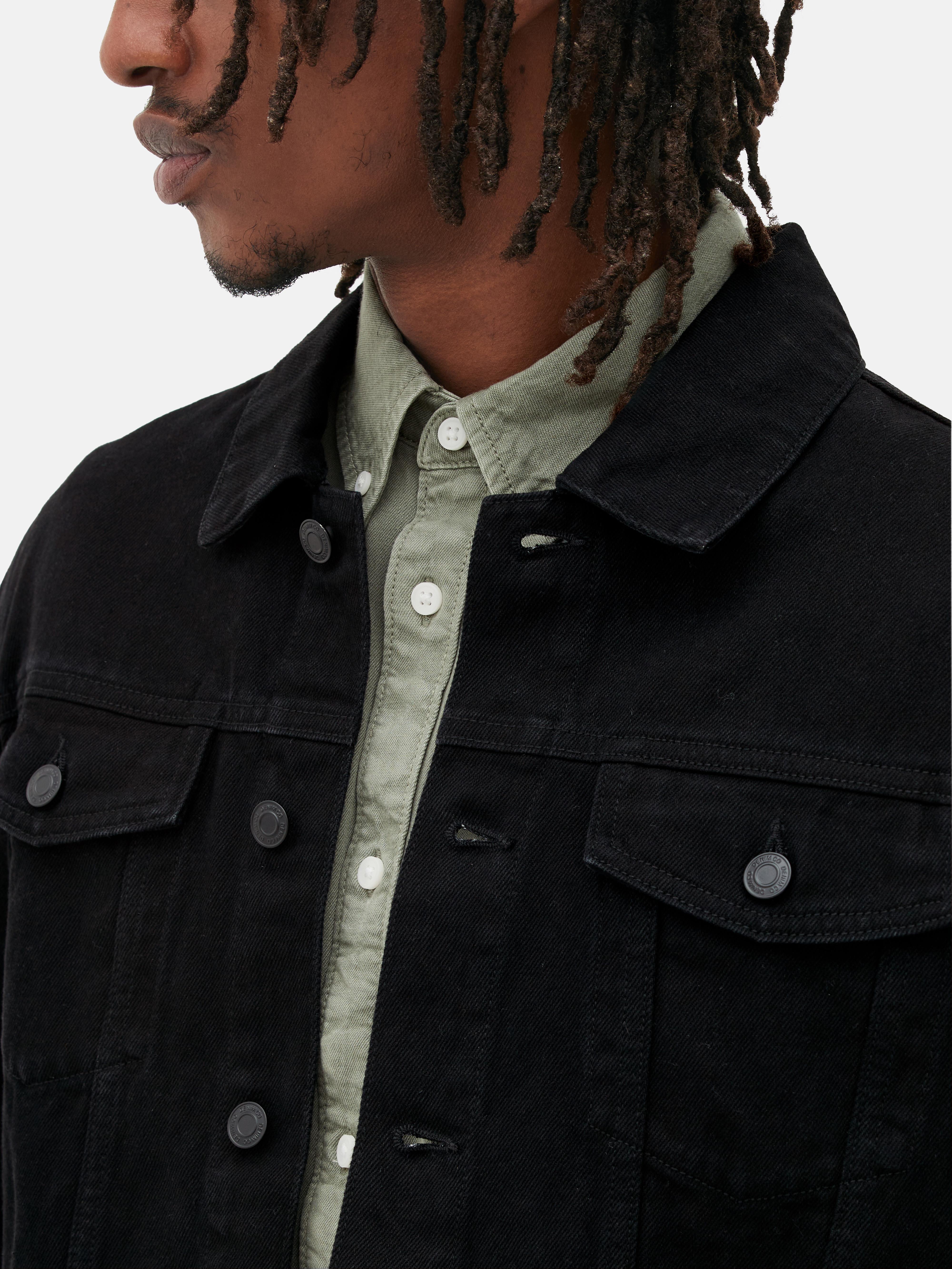 Jachetă trucker din denim. Extinde-ți garderoba capsulă cu o jachetă din denim atemporală.