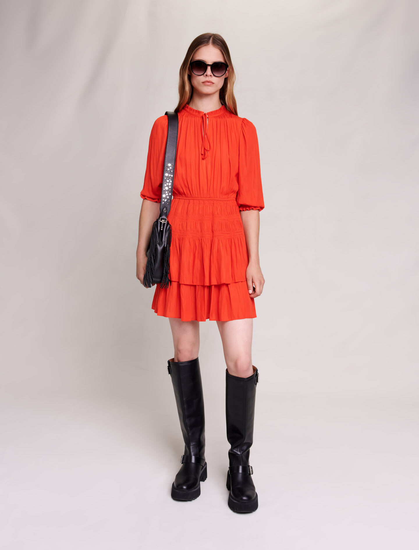 Lyhyt satiininen rypytetty mekko - Rouge coquelicot