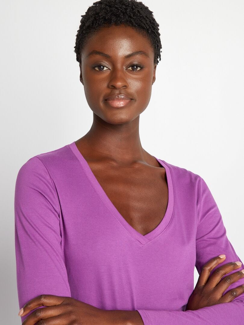 Camiseta con cuello en V - Morada