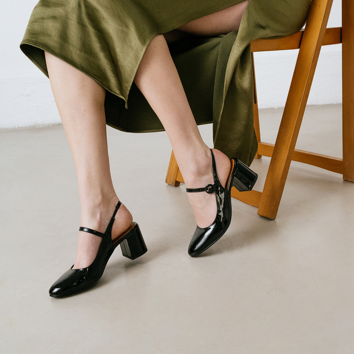 Salomés à talons et bouts pointus  en cuir vernis noir