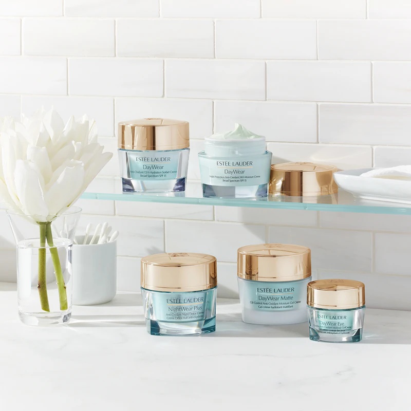 „Estée Lauder DayWear Multi-Protection Anti-Oxidant 24H-Moisture Creme“ apsauginis dieninis kremas sausai odai.