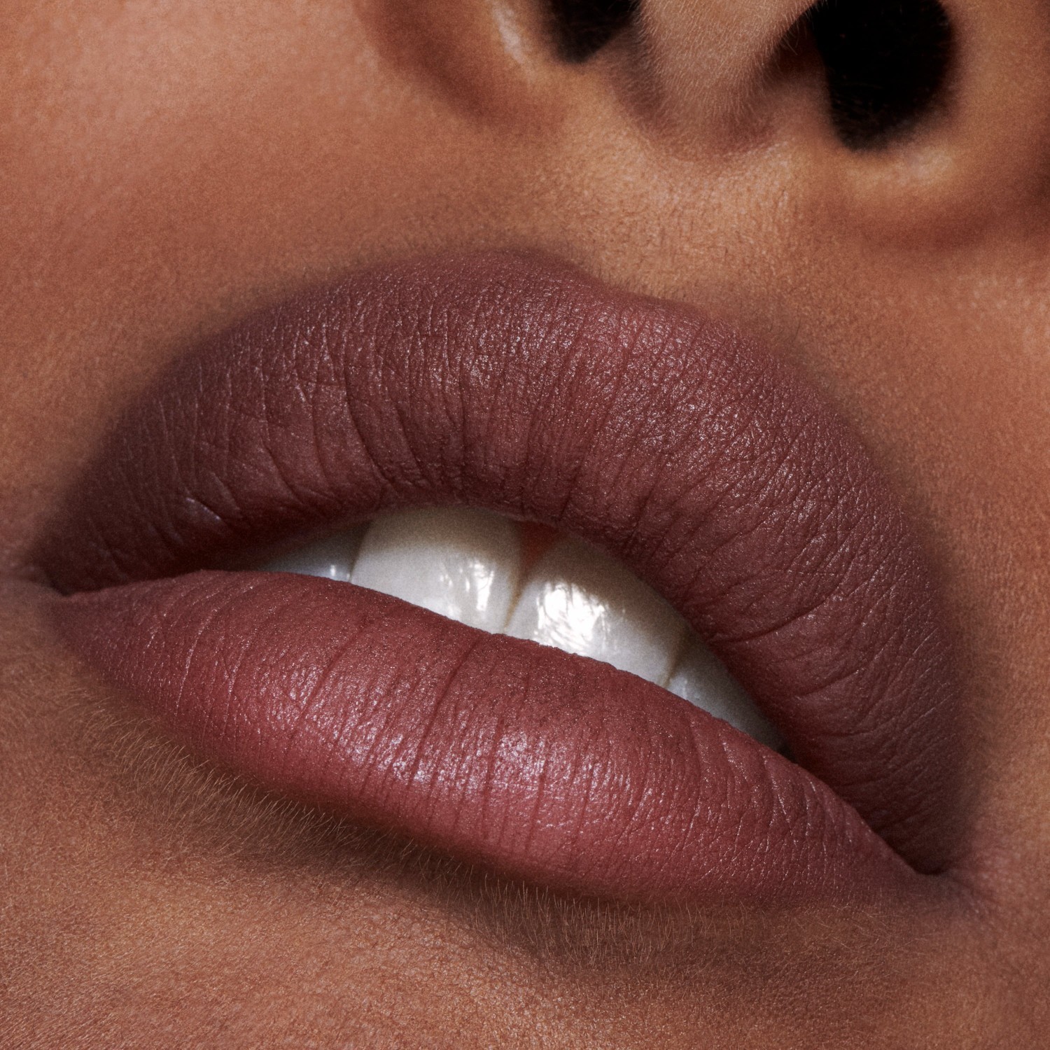 MAC skysti lūpų dažai „Intimate Nudes Powder Kiss“ – 5 ml