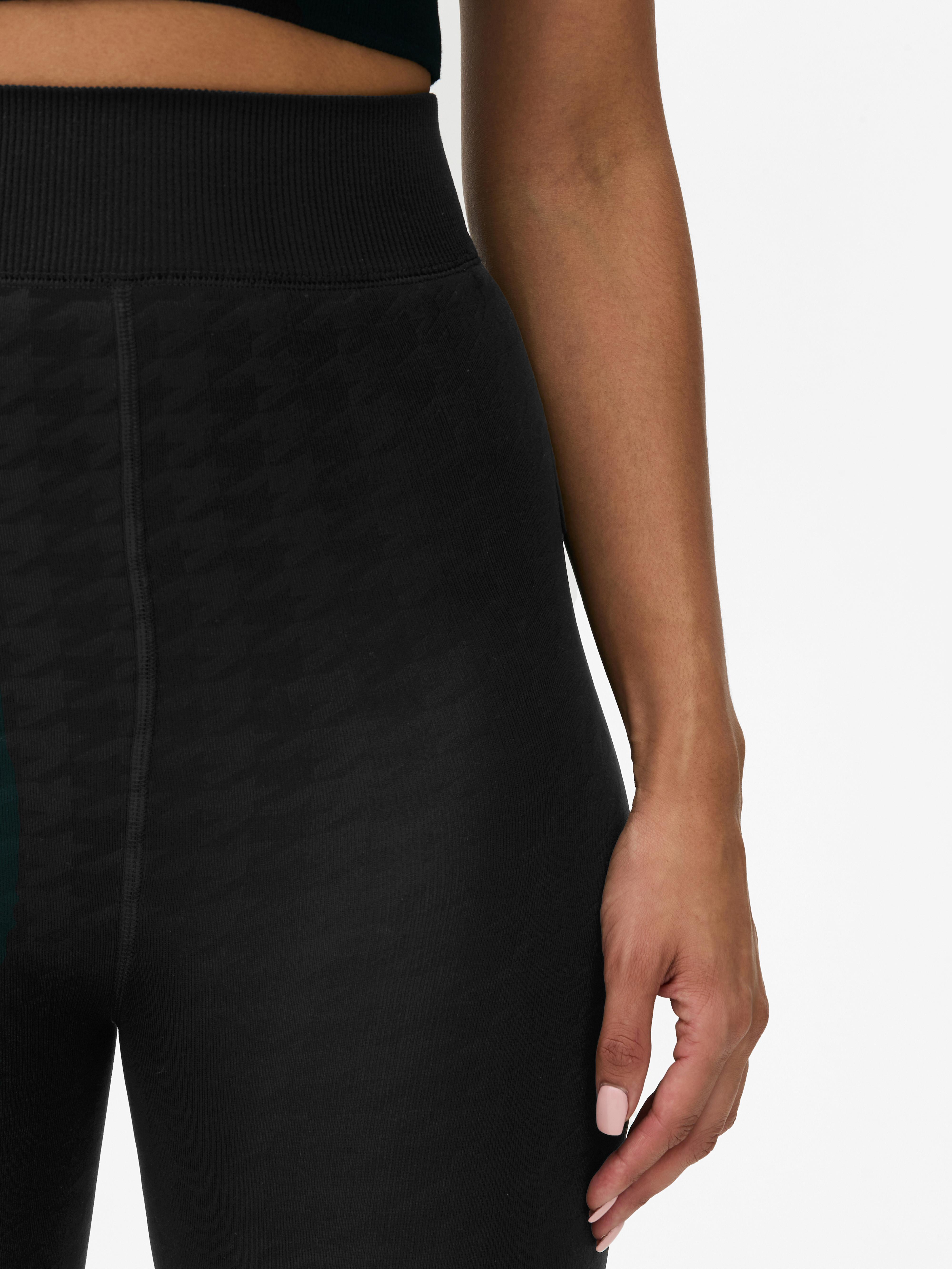 Samtweiche Leggings. Unsere flauschigen Leggings mit hohem Bund und normaler Länge halten die Kälte draußen.