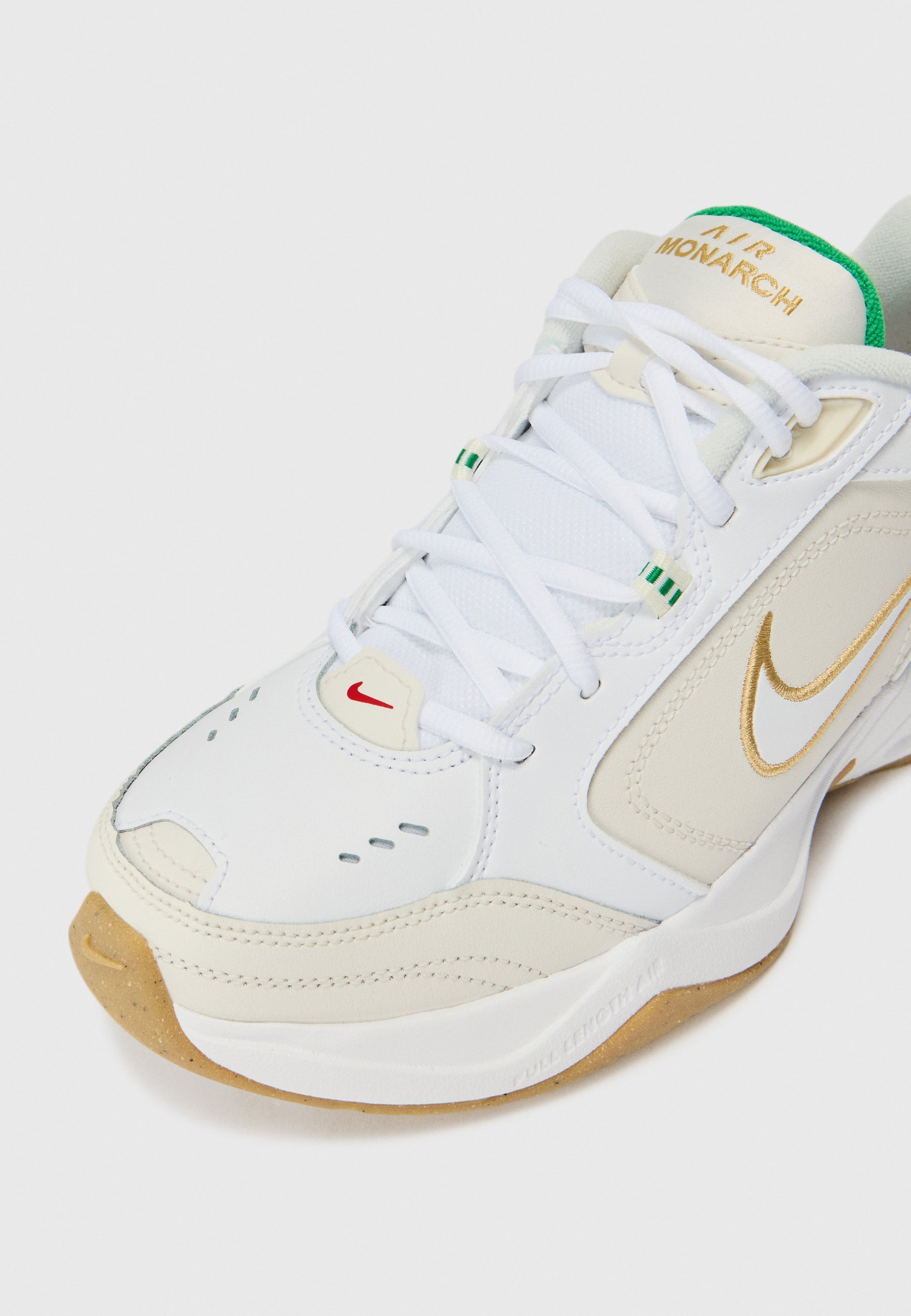 Nike Performance AIR MONARCH IV - Trainingsschoen - wit/metallic goudkleurig/phantom/lucky green/gum/bruin