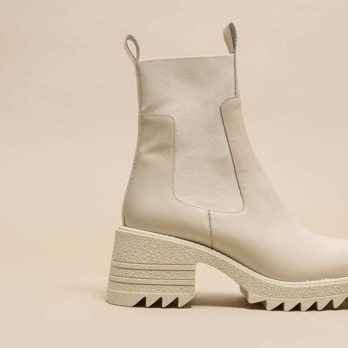 Boots à élastiques et semelles crantées  en cuir glacé écru
