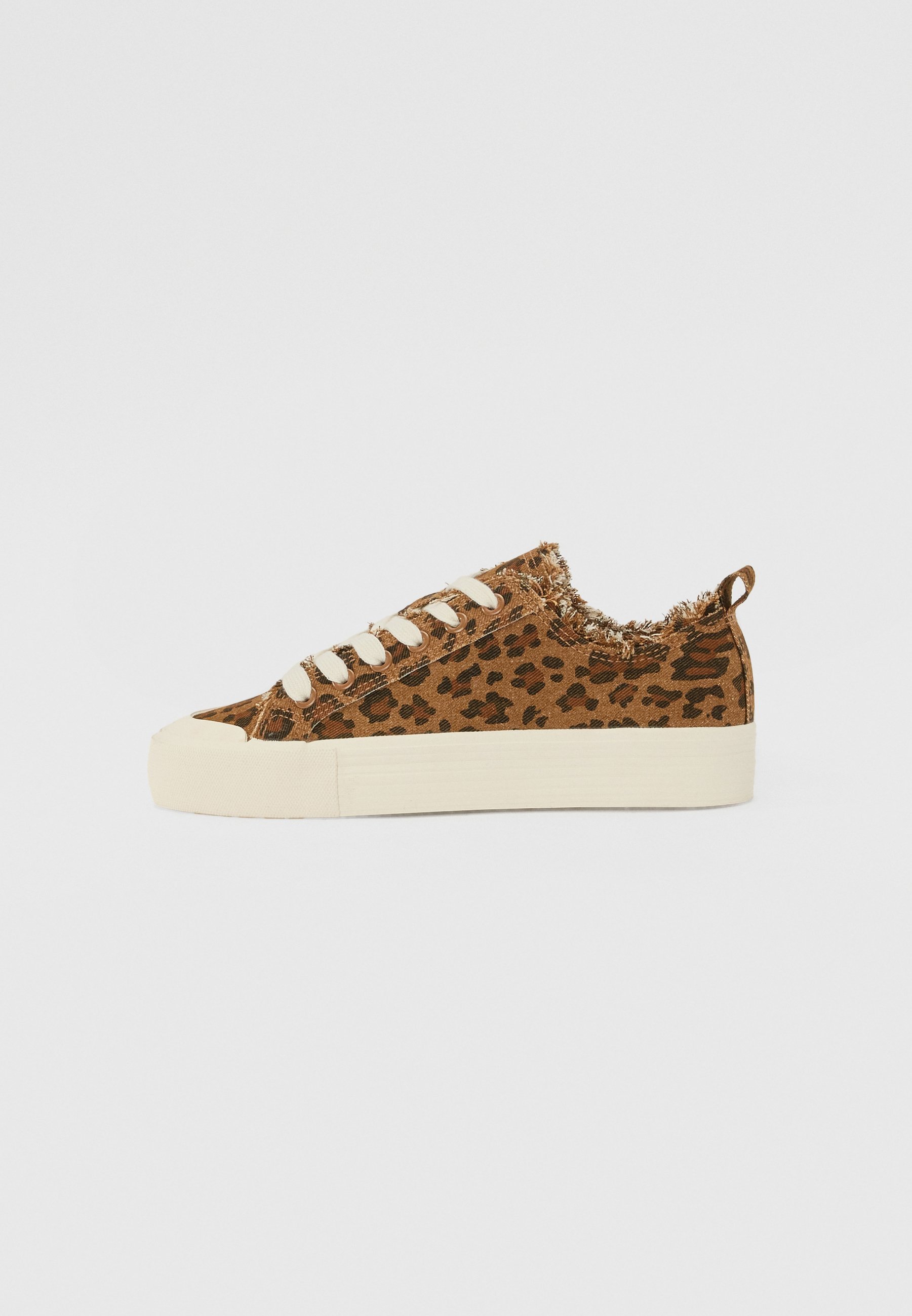 Anna Field Trainers - leo