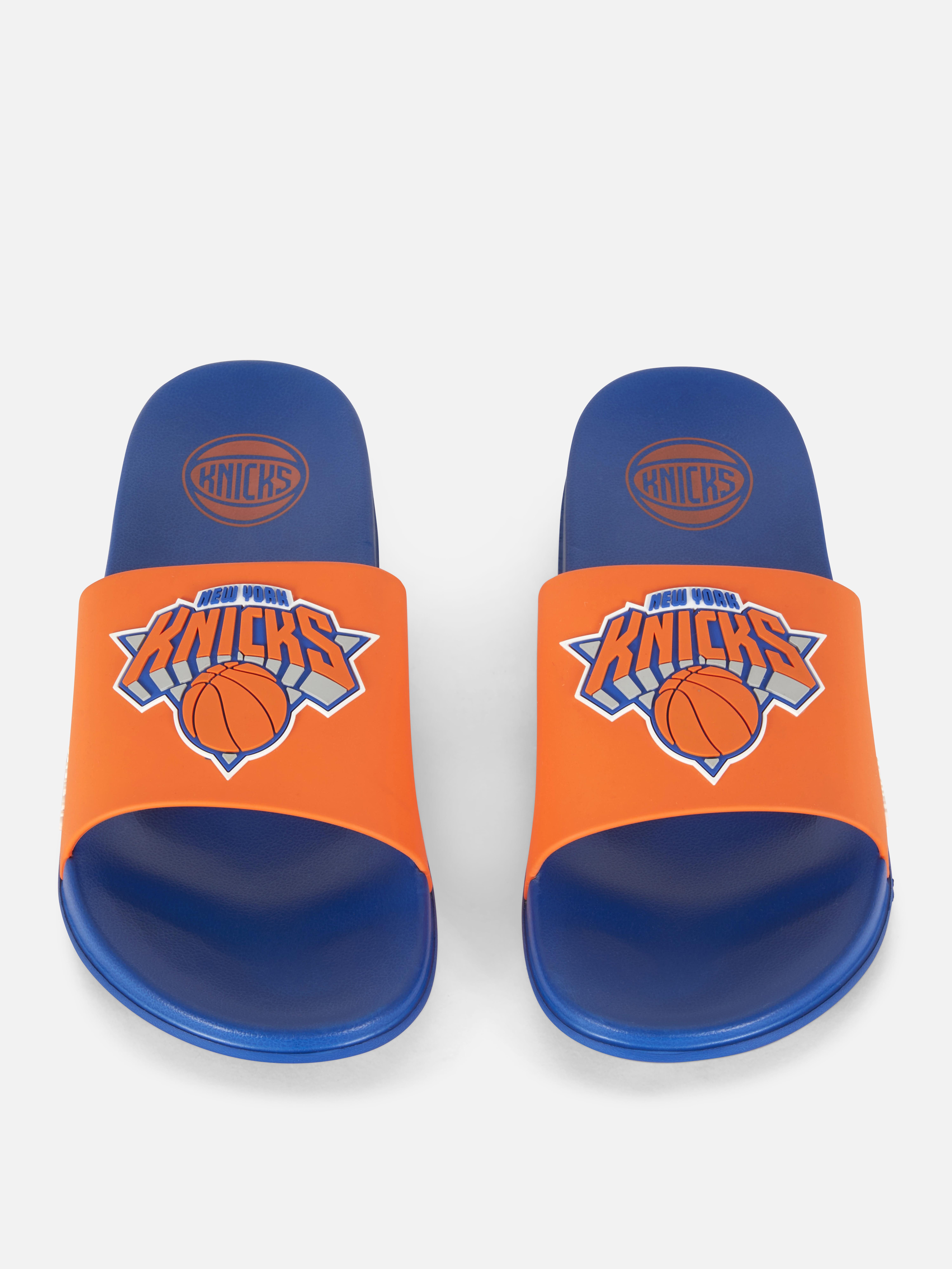 Șlapi NBA New York Knicks O pereche de șlapi colorați cu talpă interioară turnată și curea lată cu insignă Knicks