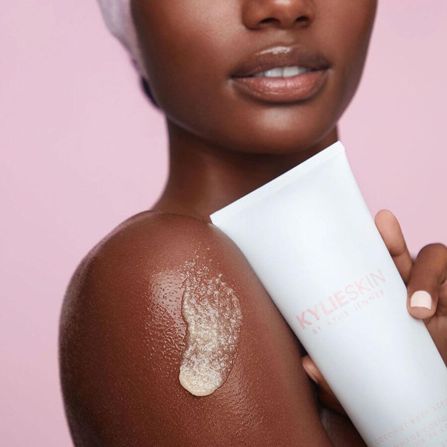 KYLIE SKIN Kokosov piling za telo - 237 ml