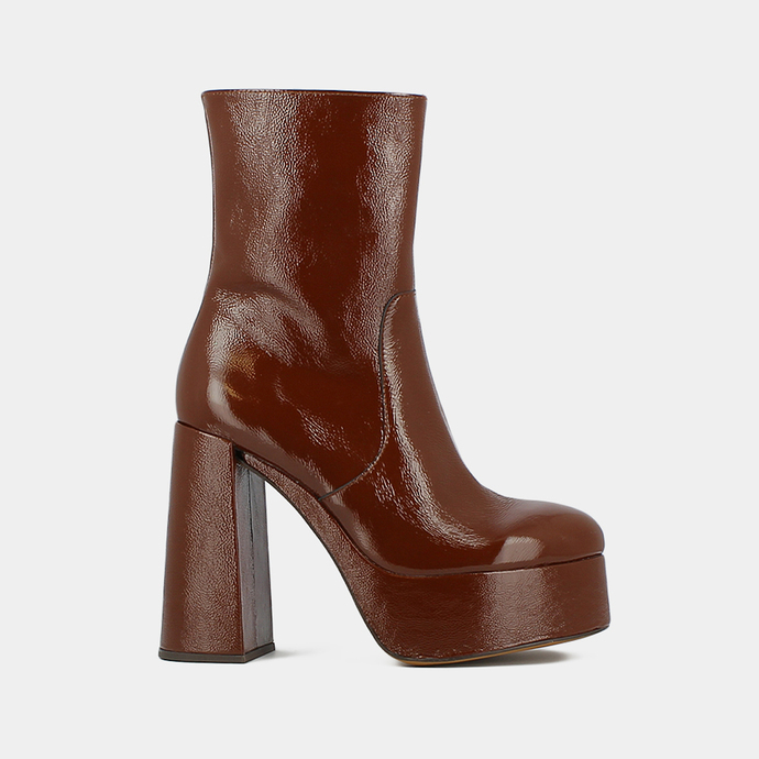 Boots à plateformes et bouts ronds  en vernis plissé marron