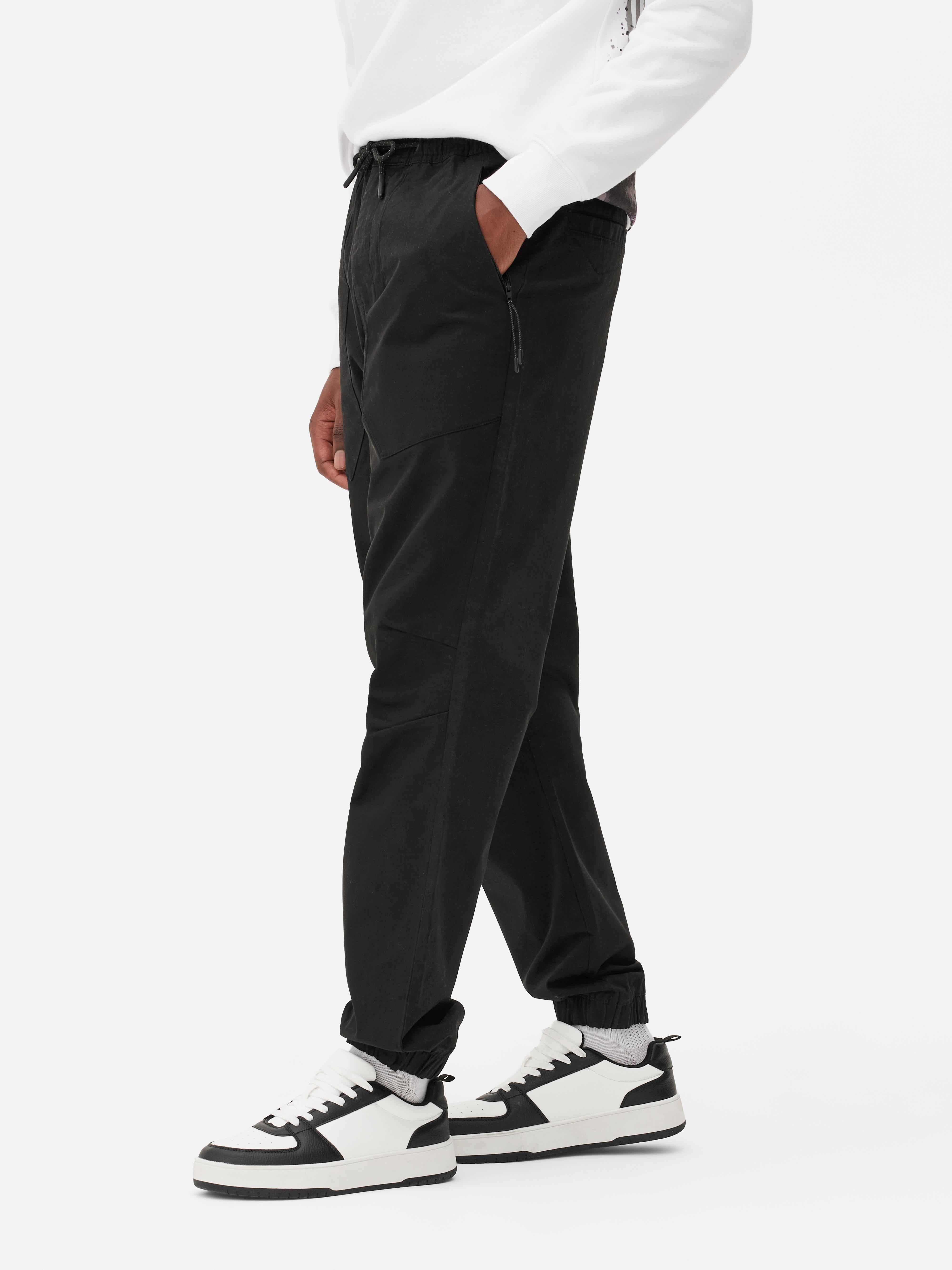 Pantaloni de trening elastici, cu croială lejeră. Știi că te-ai îndrăgostit deja de acești pantaloni de trening cu manșete la gleznă.