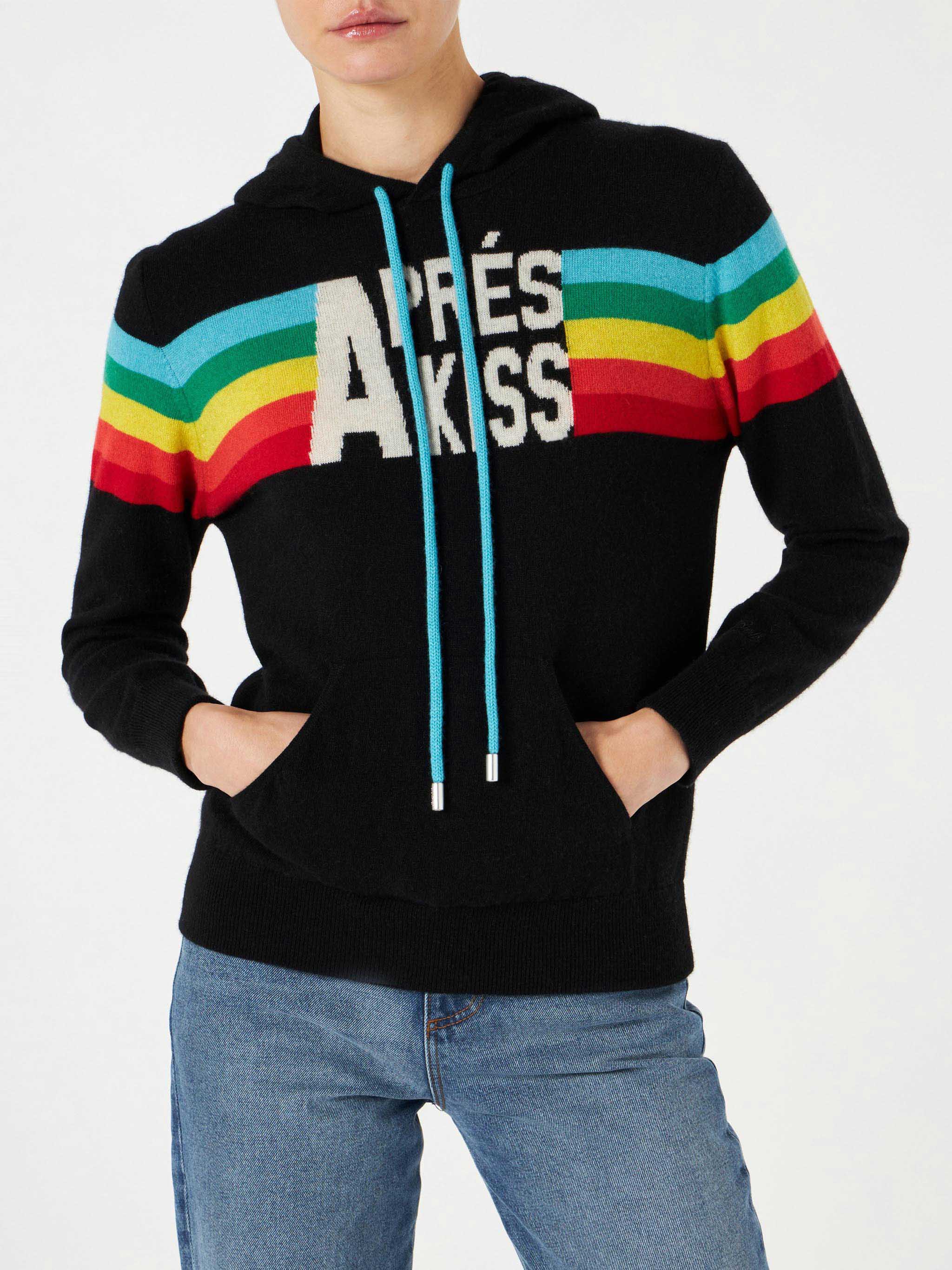 Gebreide sweater met regenboogaccenten.