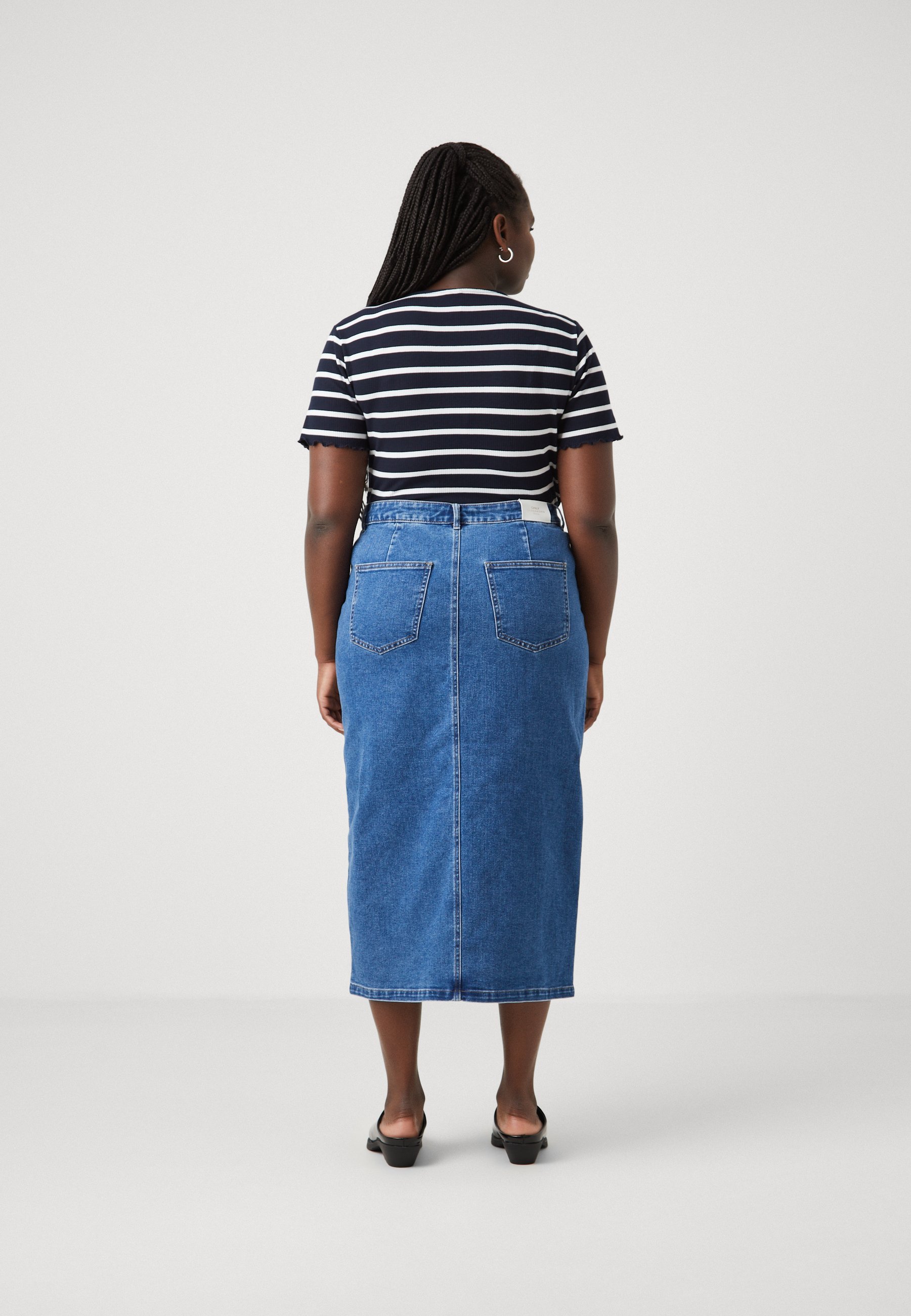 ALLEEN Carmakoma CARSIRI VOORSPLITS - Kokerrok - middenblauwe denim