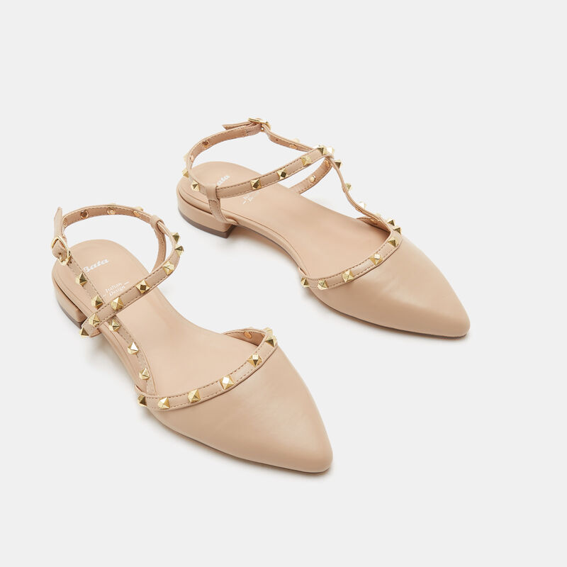 Ballerinor med spetsiga tå och nitar
