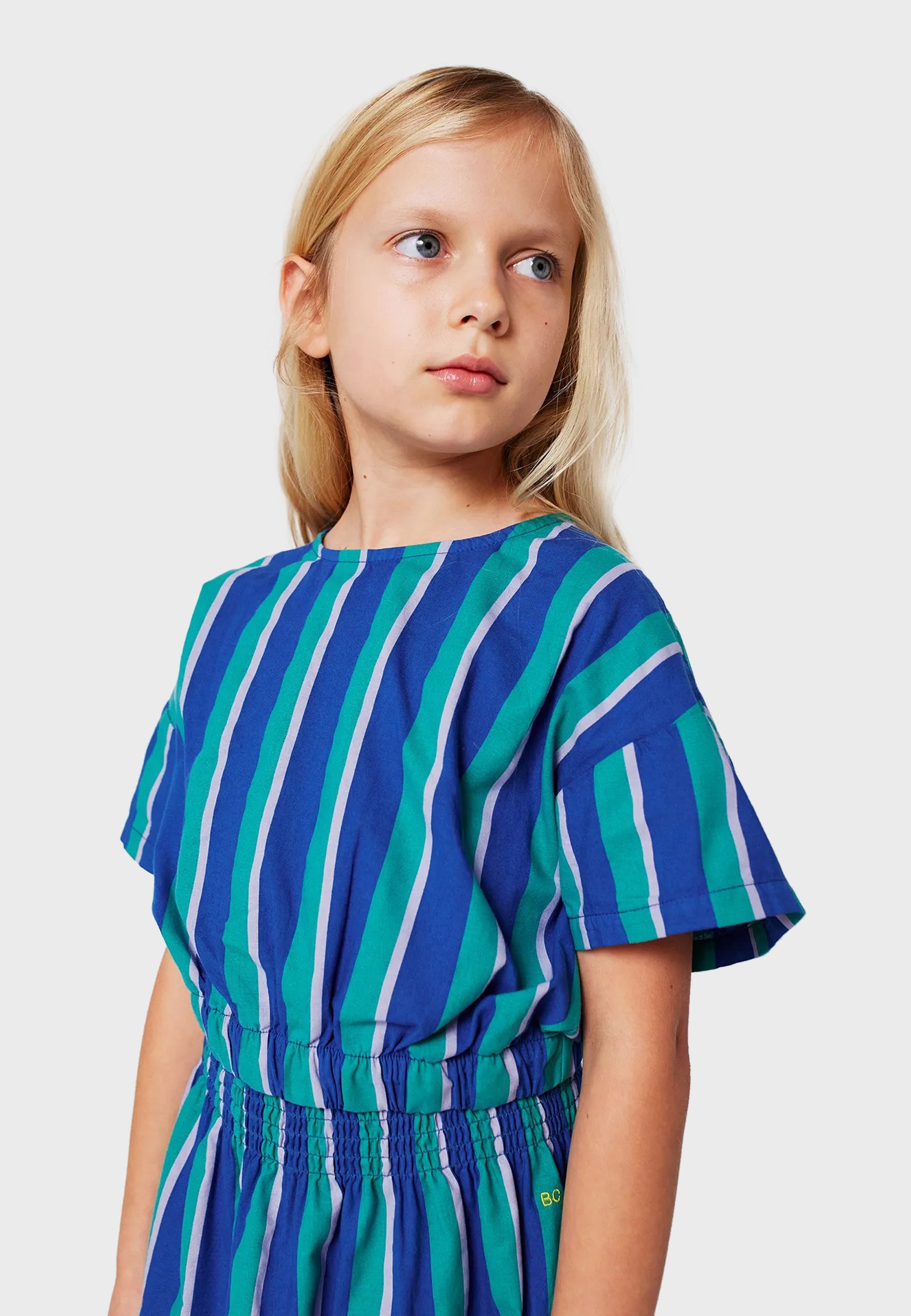 Bobo kiest voor een gestreept crop-shirt met print in eendenblauw.