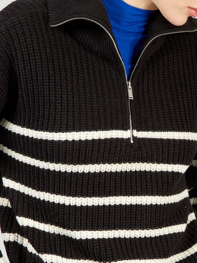 Jersey de cuello alto con cremallera y estampado de rayas azul marino.