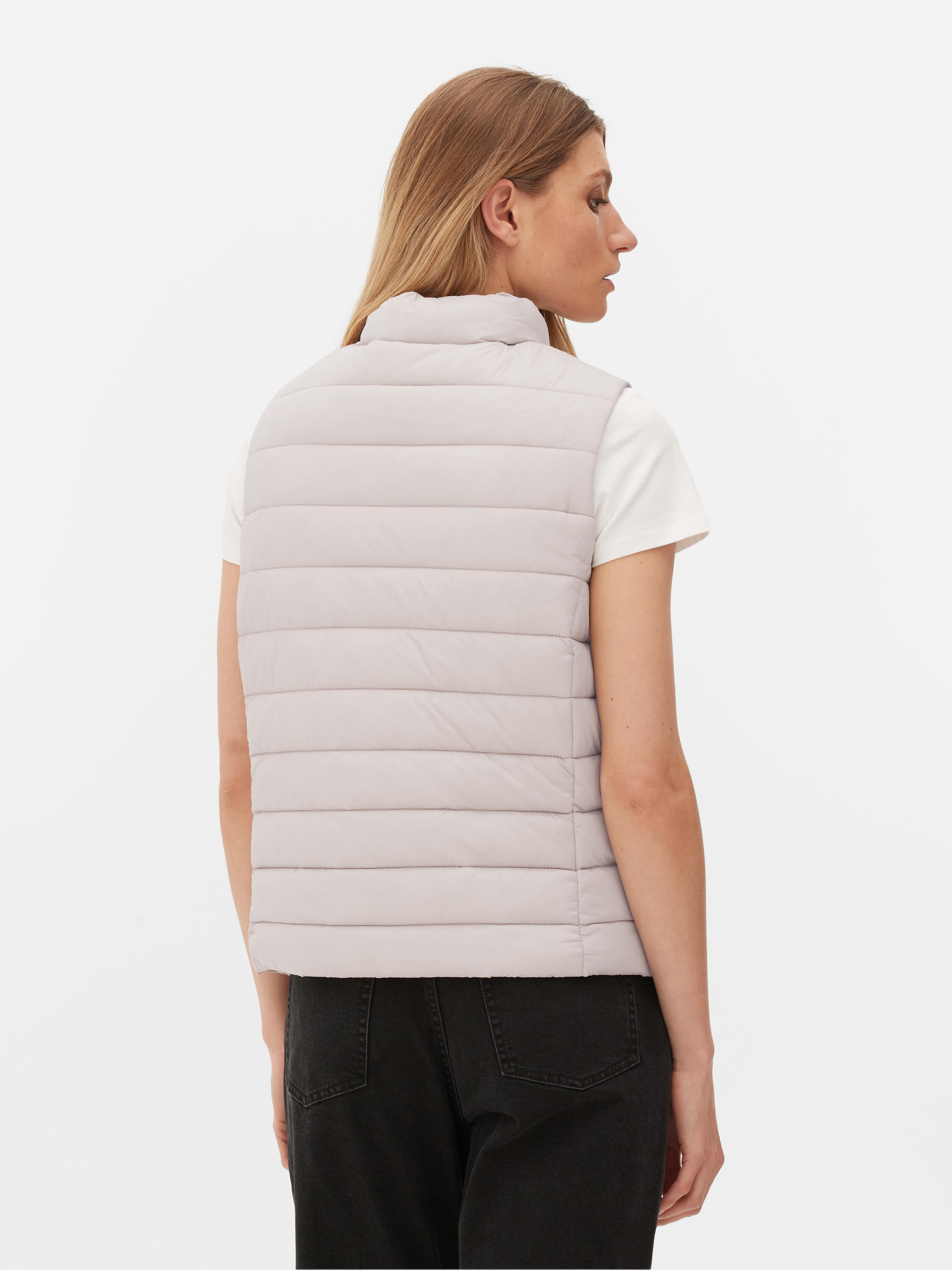 Vest med ståkrage. Denne vesten tilbyr et lett og varmt lag for den kommende høsten og tiden fremover.
