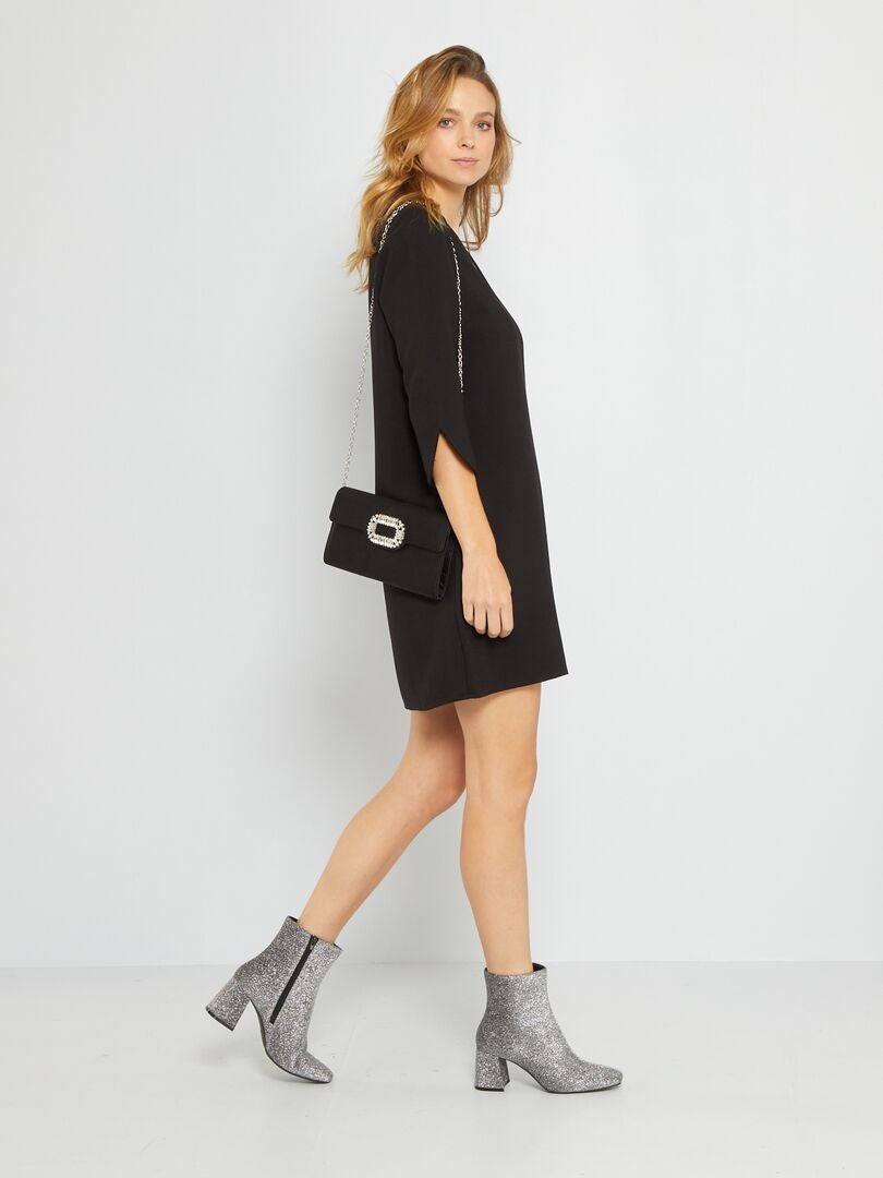 Vestido curto com decote em V - Preto
