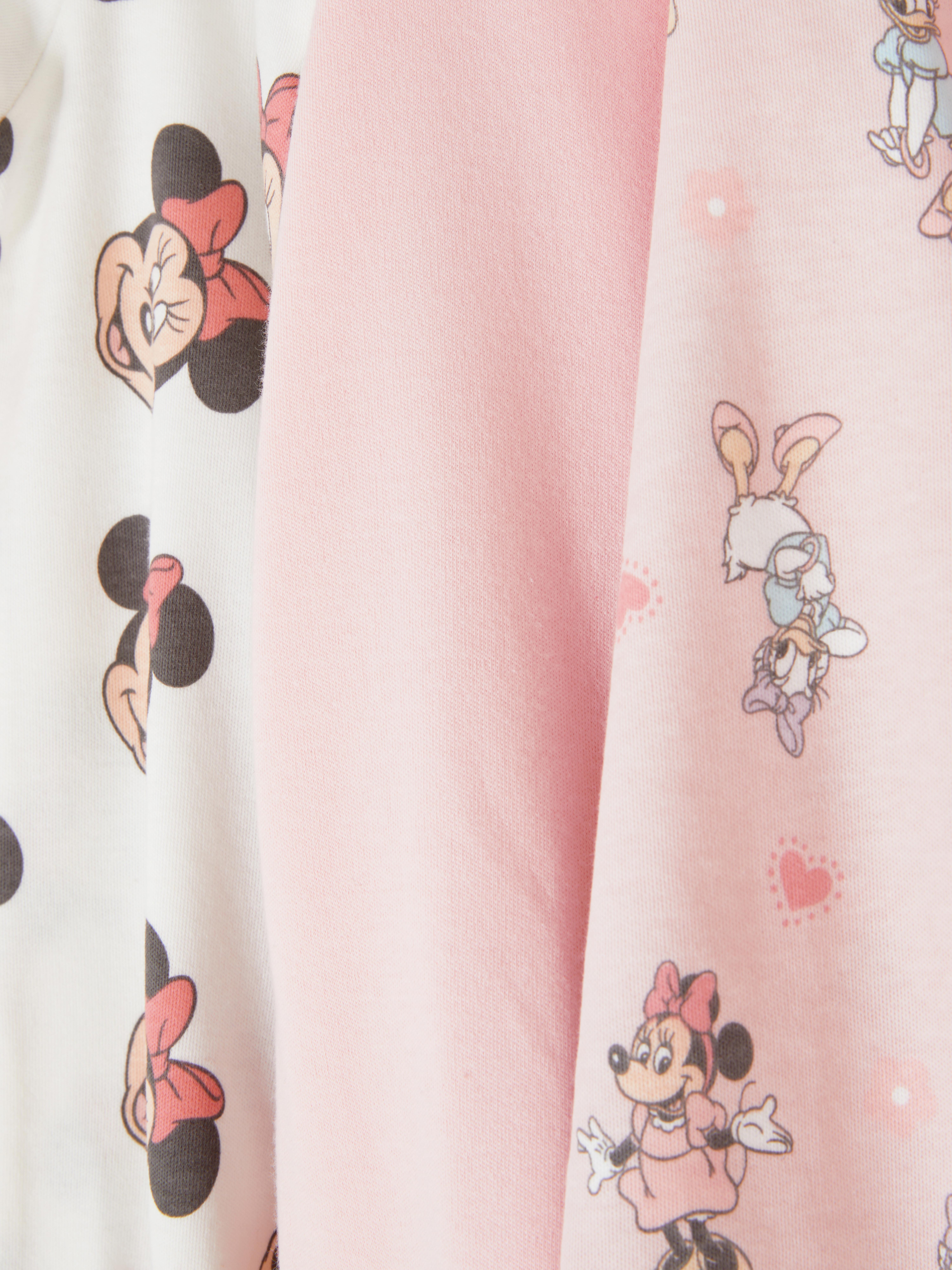Pijamale Disney, set de 3. Aceste salopete pentru bebeluși au mâneci lungi, închidere cu capse și imprimeuri Disney.