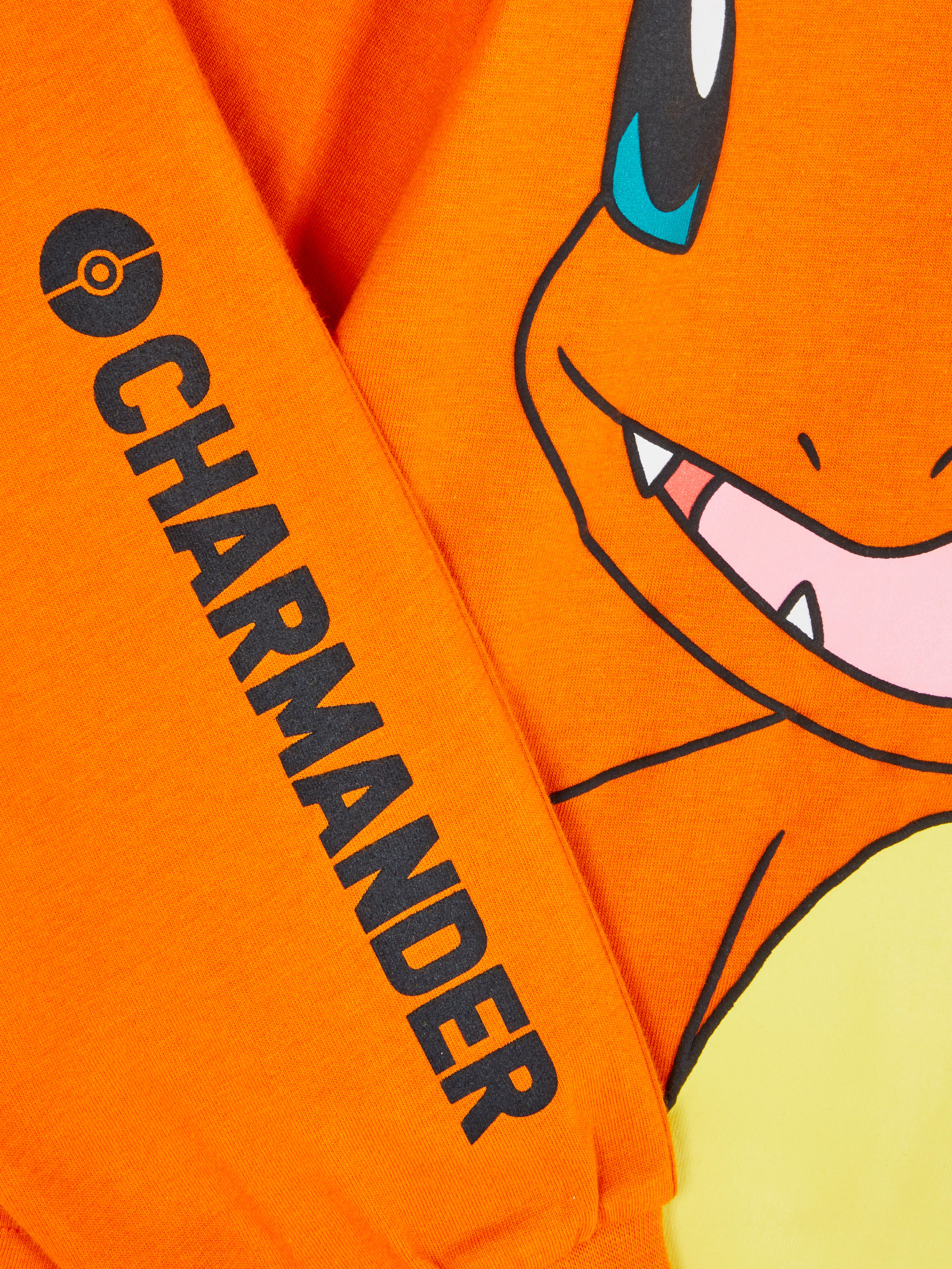 Pijamale Pokémon cu imprimeu Charmander O pijama lungă Pokémon cu Charmander în rolul principal