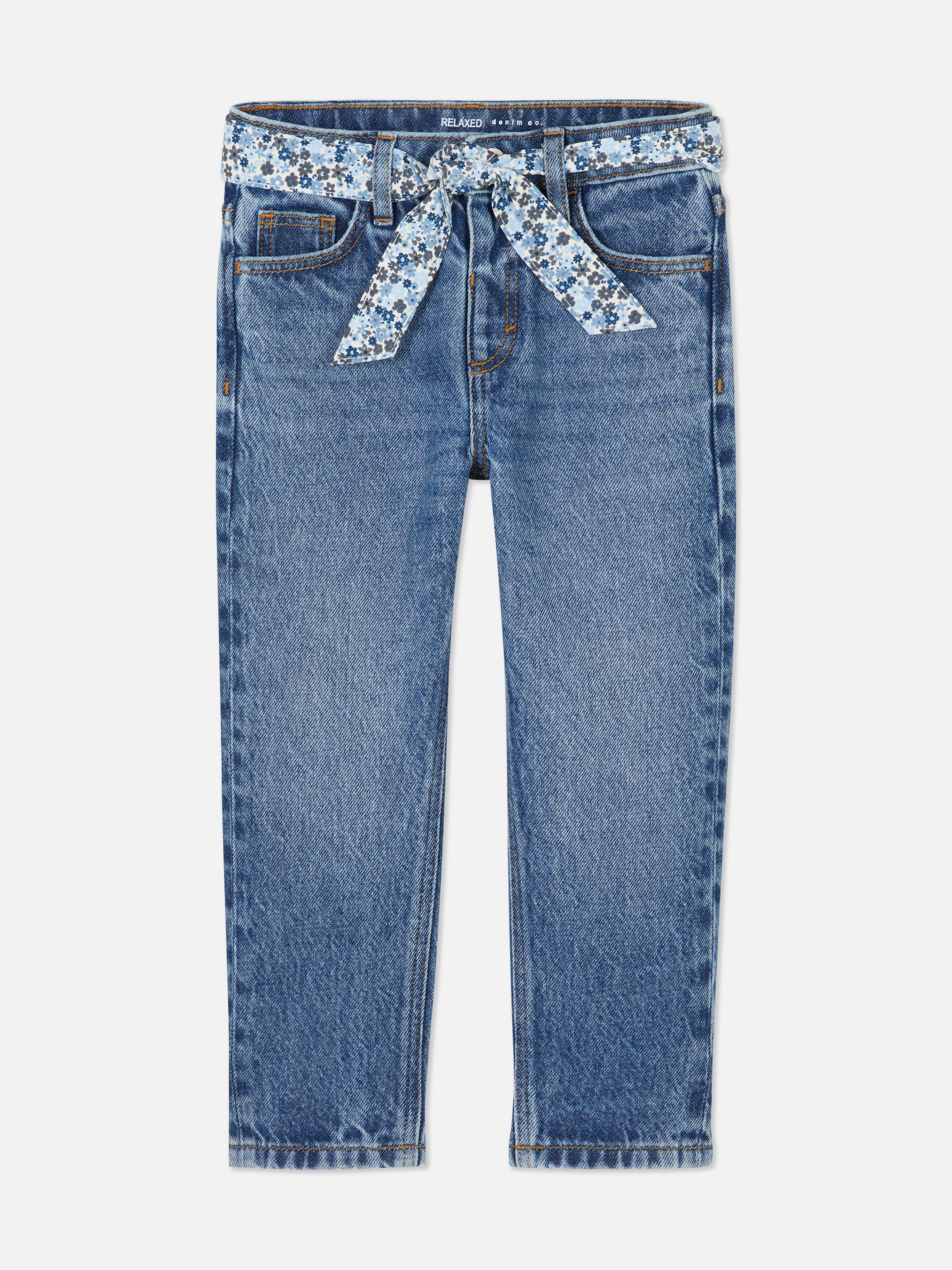 Jeans met gebloemde strikceintuur Een relaxte jeans met riemlussen, zakken en een gebloemde strikceintuur