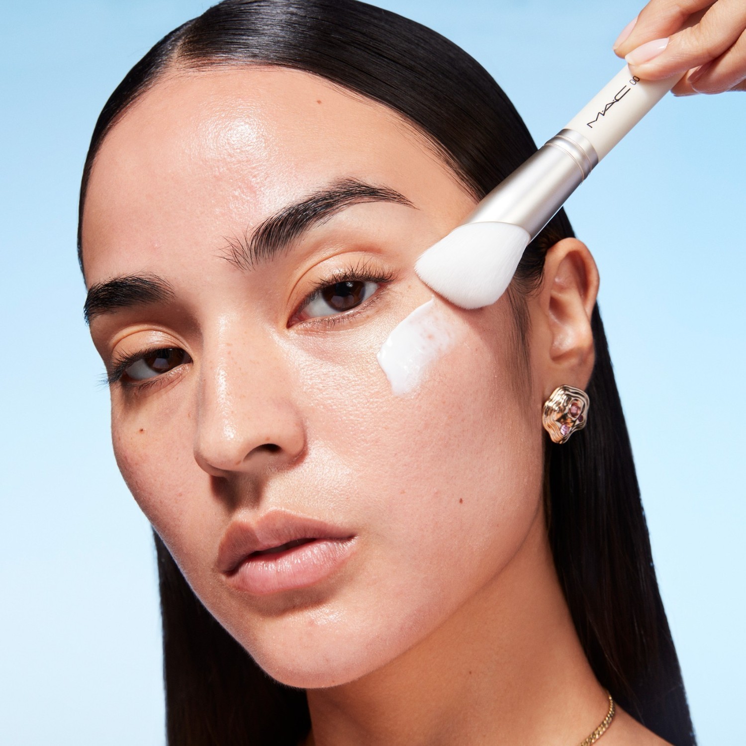 MAC Hyper Real četkica za masku za njegu kože, serum + hidratantna krema - 1 komad