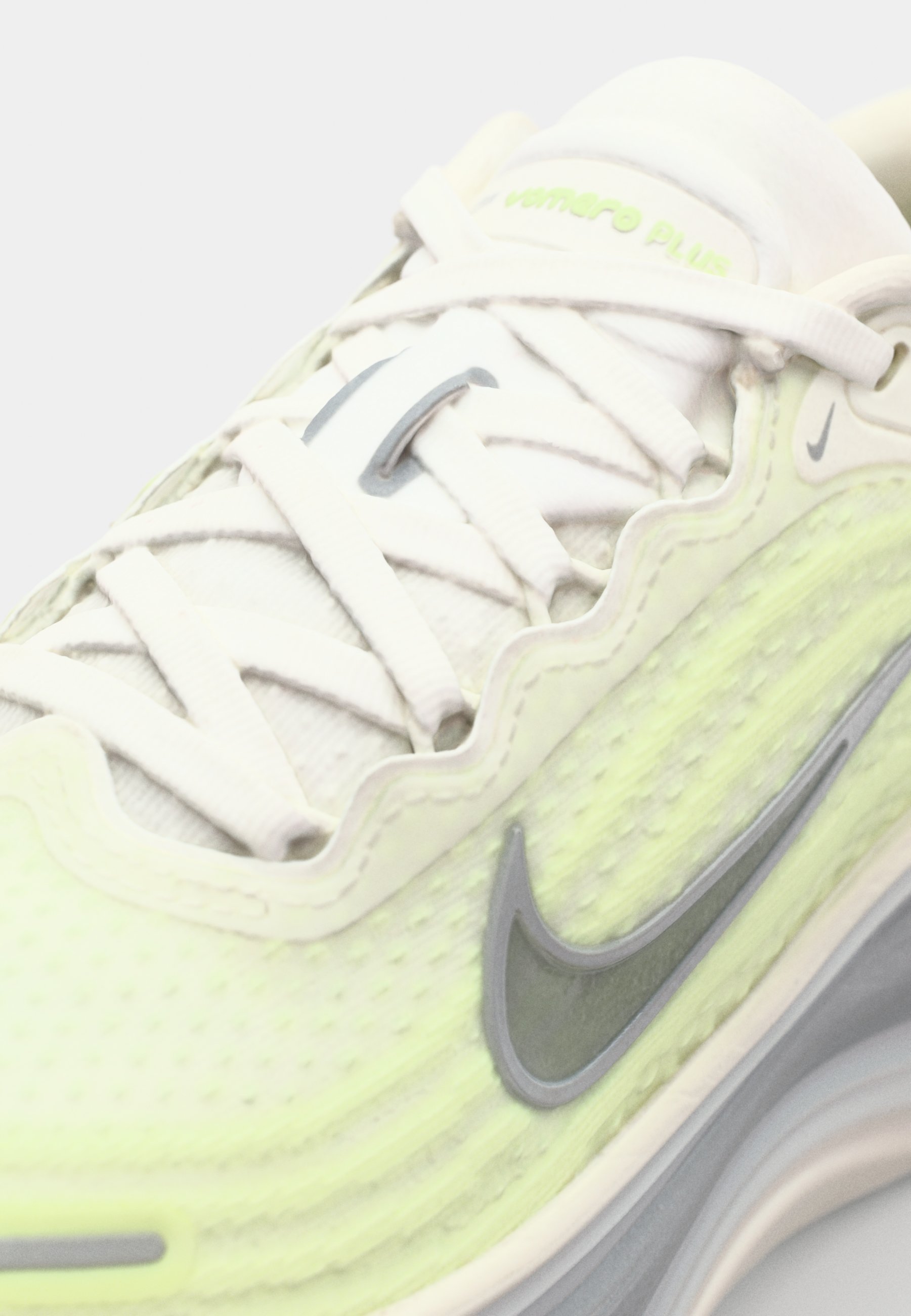 Nike Performance VOMERO PLUS - Hardloopschoenen voor op de weg - sail/metallic silver/barely volt/pure platinum/football grey