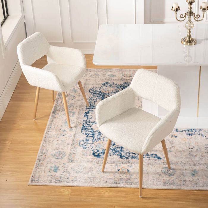 MUEBLES ACOGEDORES Juego de 2 sillas de comedor escandinavas con reposabrazos en tela de piel de oveja beige con bucles - CROMWELL