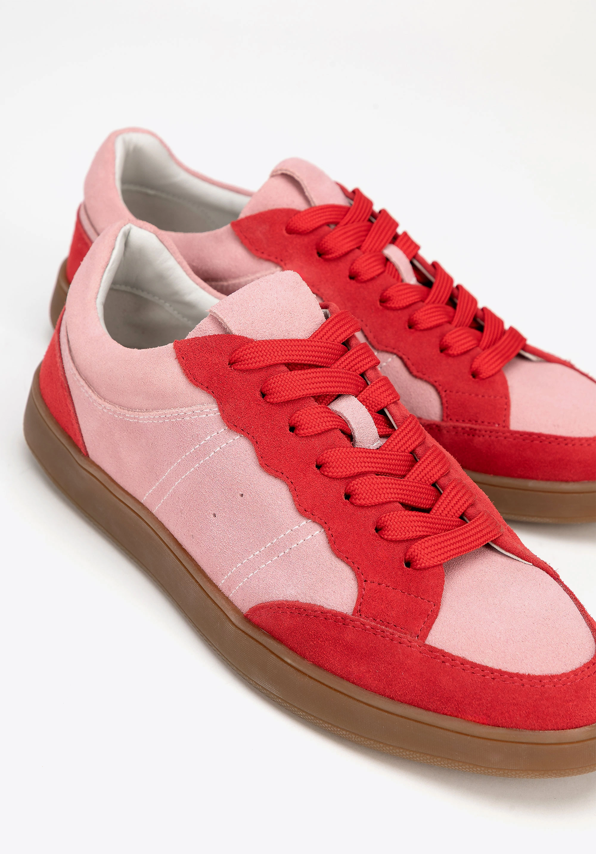 Zamszowe sneakersy z kontrastowymi elementami różowo - czerwone