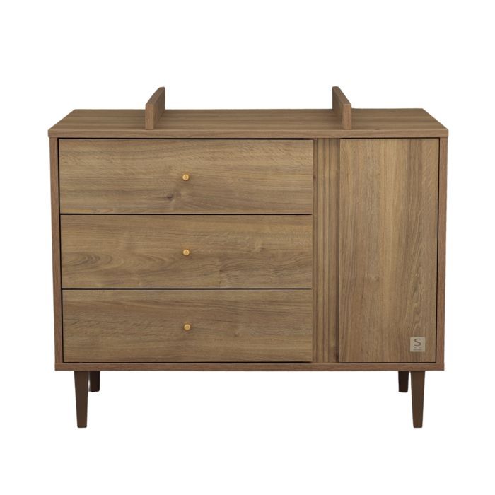 Cômoda com 3 gavetas e 1 porta, com detalhes texturizados que imitam madeira e pés de madeira - MOKKA