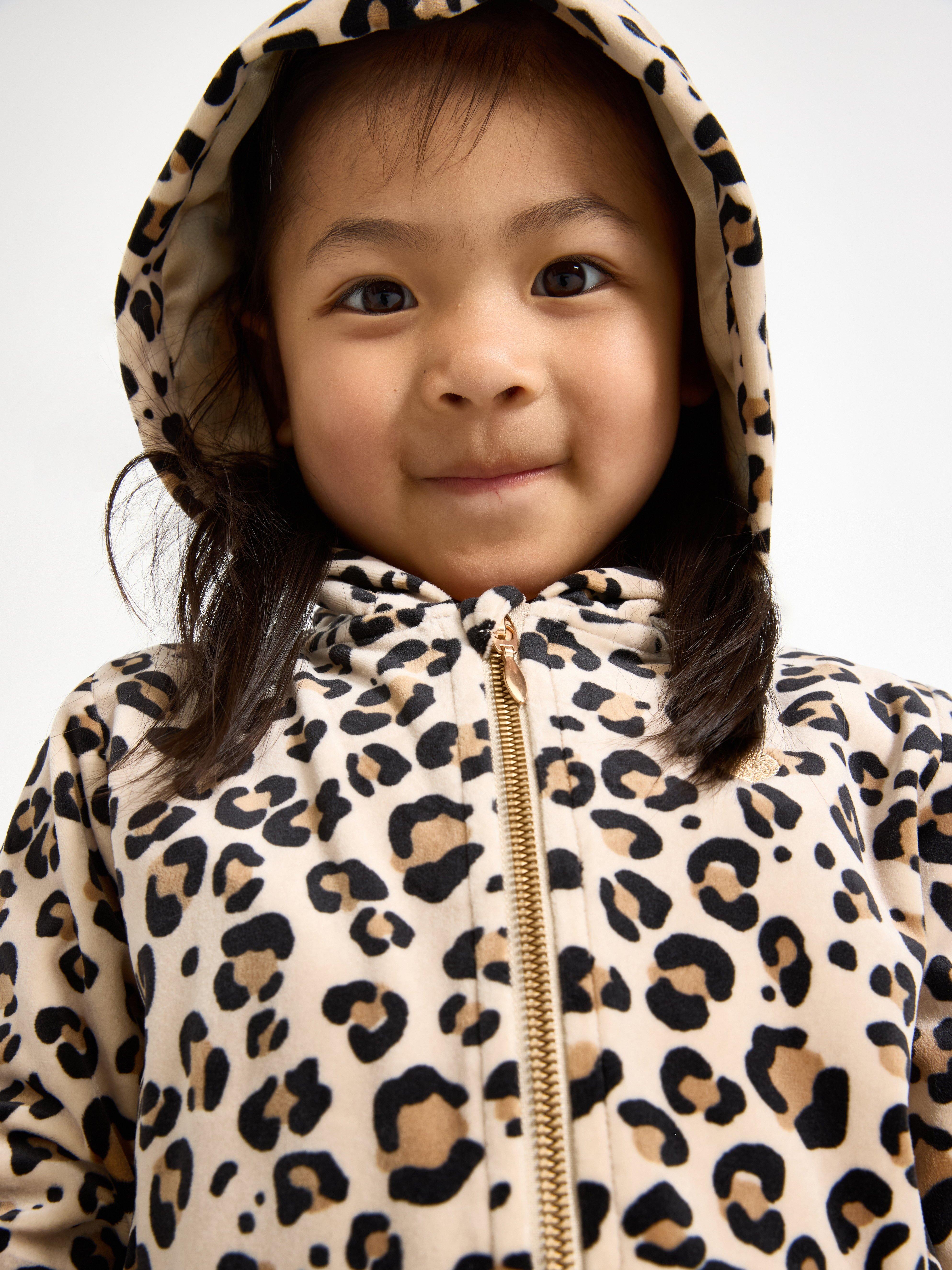 Sudadera con capucha de terciopelo color beige.