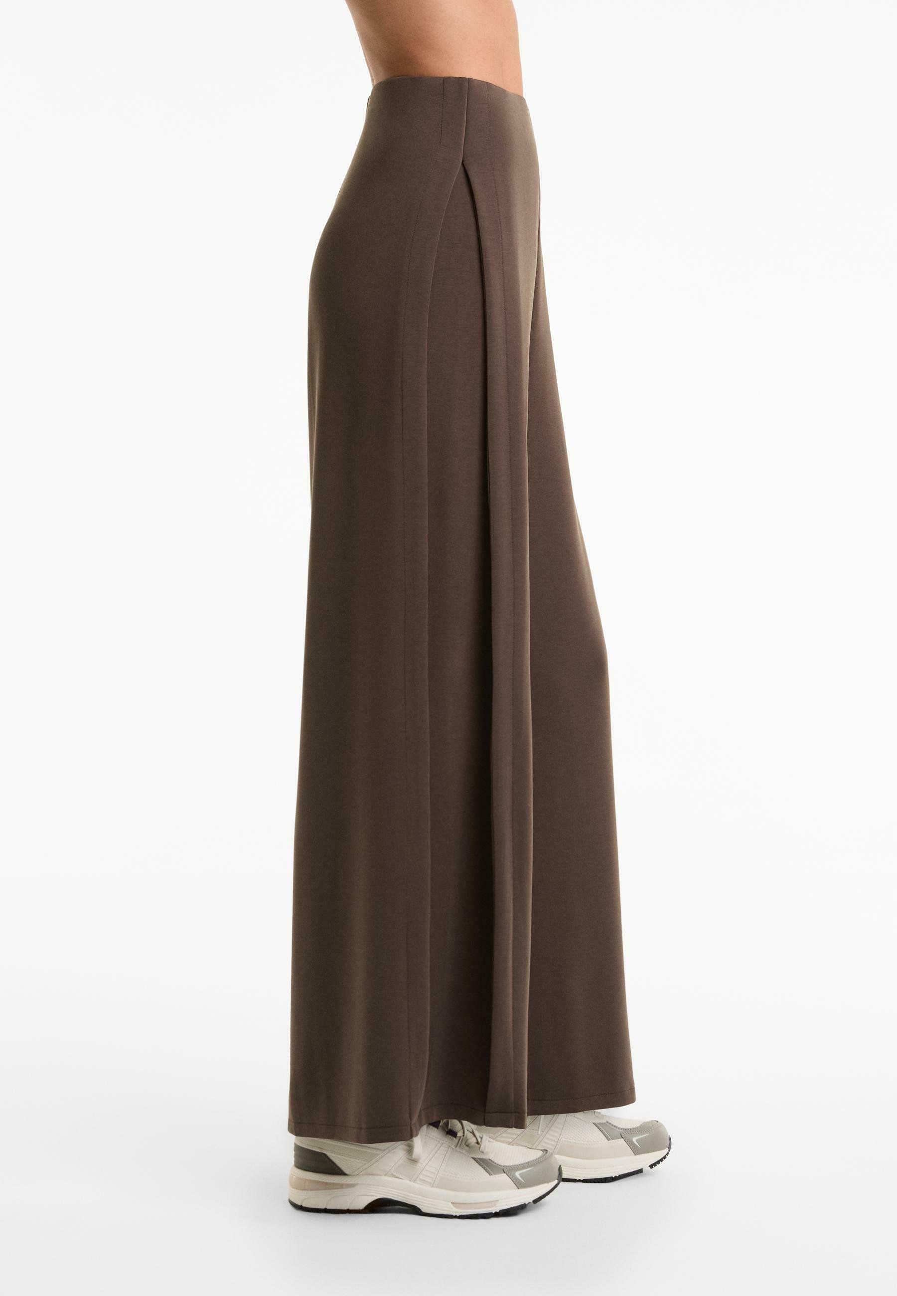 Pantalon OYSHO à jambes larges et plis latéraux, doux au toucher - marron foncé