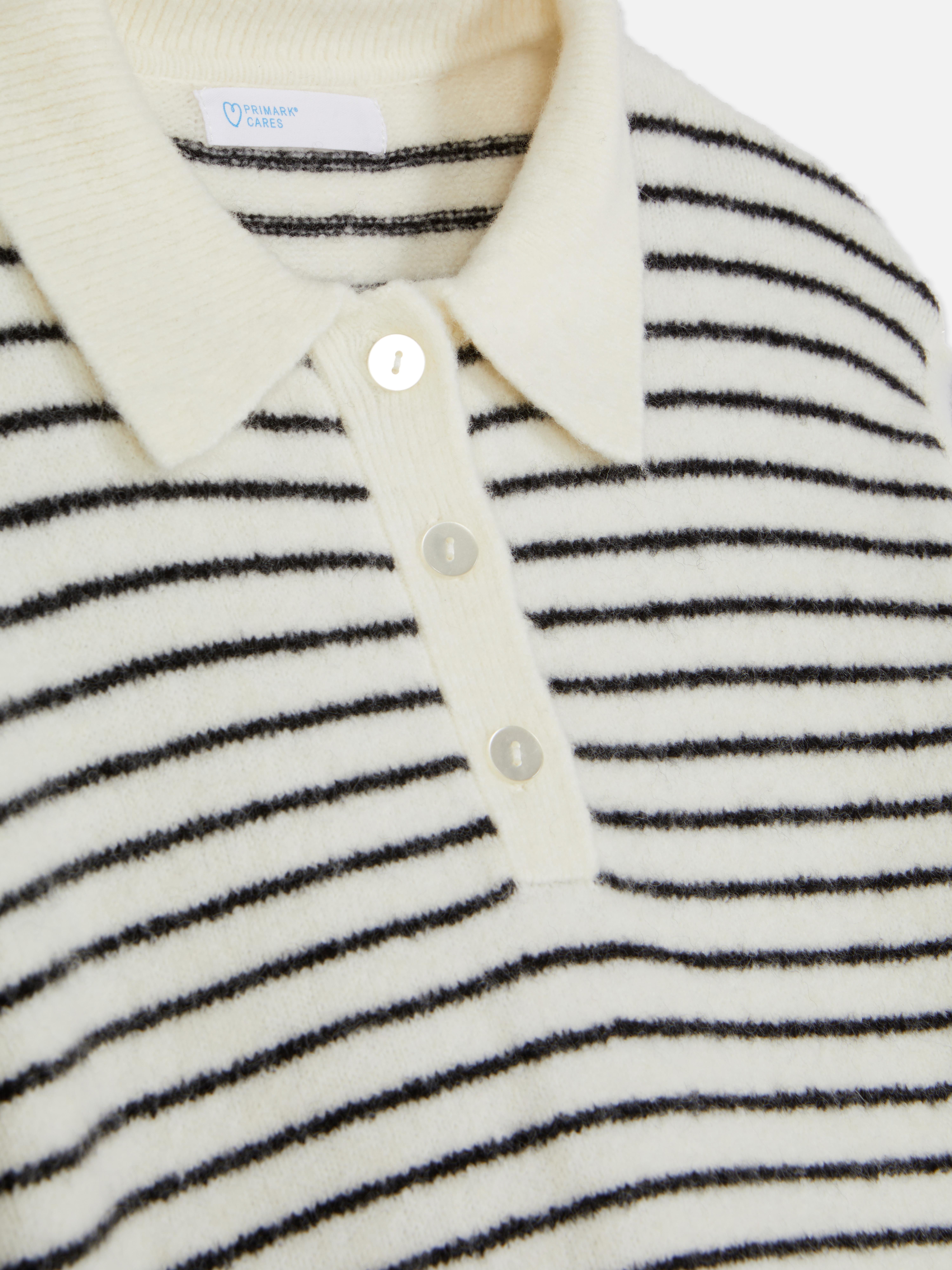 Genser med polokrage En myk genser med polokrage og knappestolpe for et komfortabelt, preppy utseende