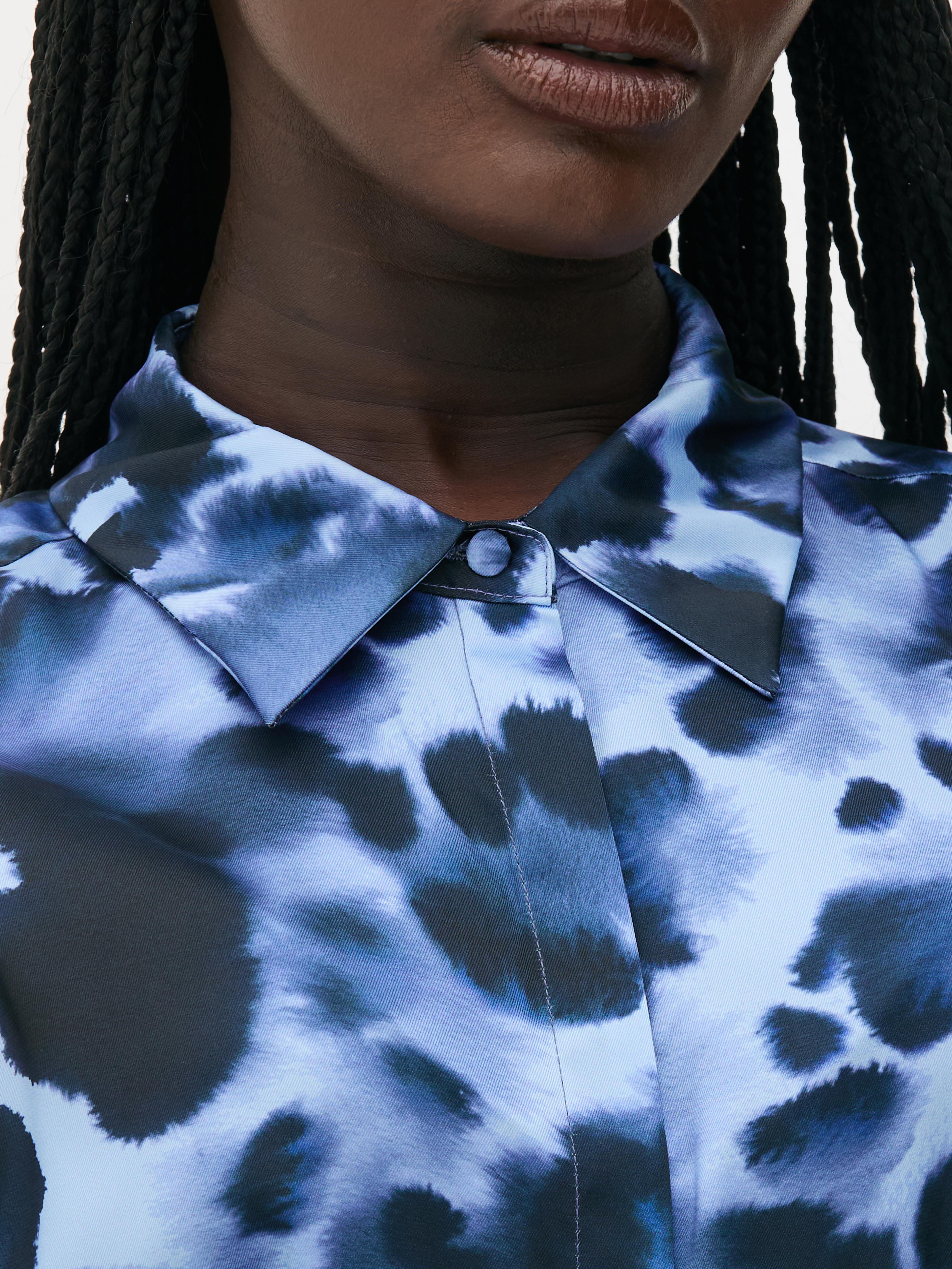 Cămașă cu imprimeu tie-dye The Edit O cămașă cu guler clasic, închidere frontală ascunsă, imprimeu integral și tiv rotunjit