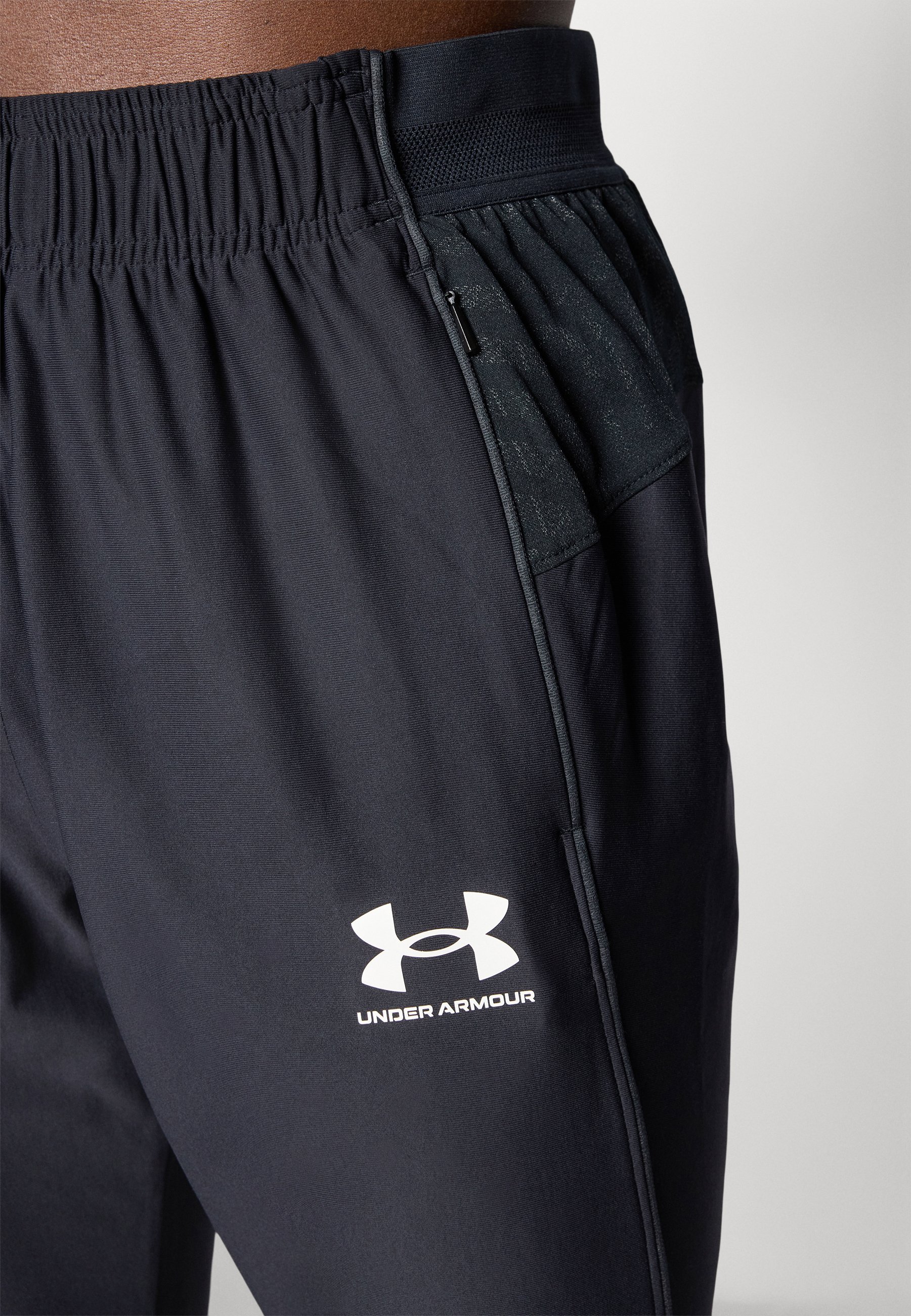 „Under Armour PRO PANT“ sportinės kelnės – juodos/baltos