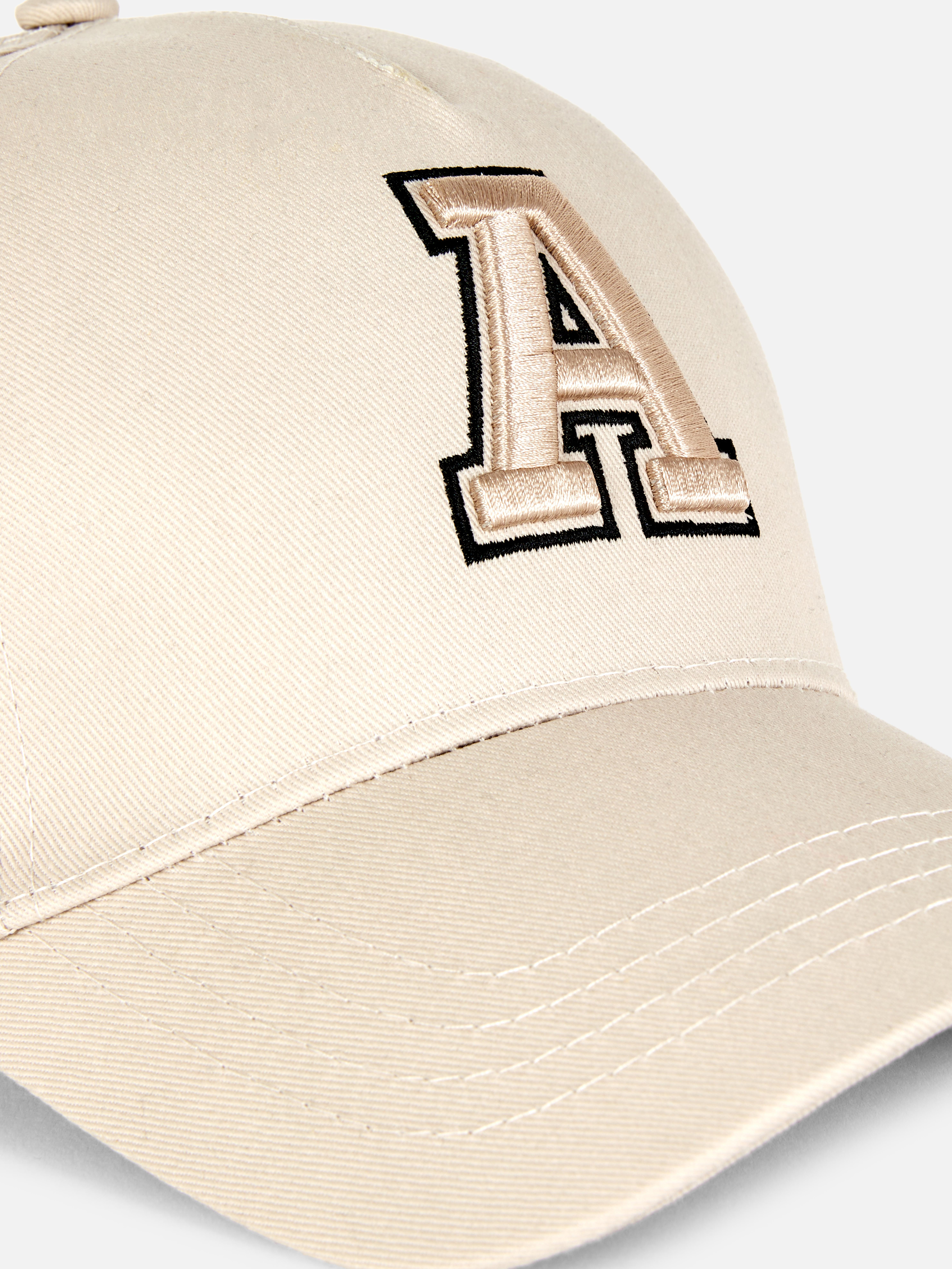 Cappellino da baseball con una lettera. C'è il tuo nome sopra? Beh, praticamente sì!