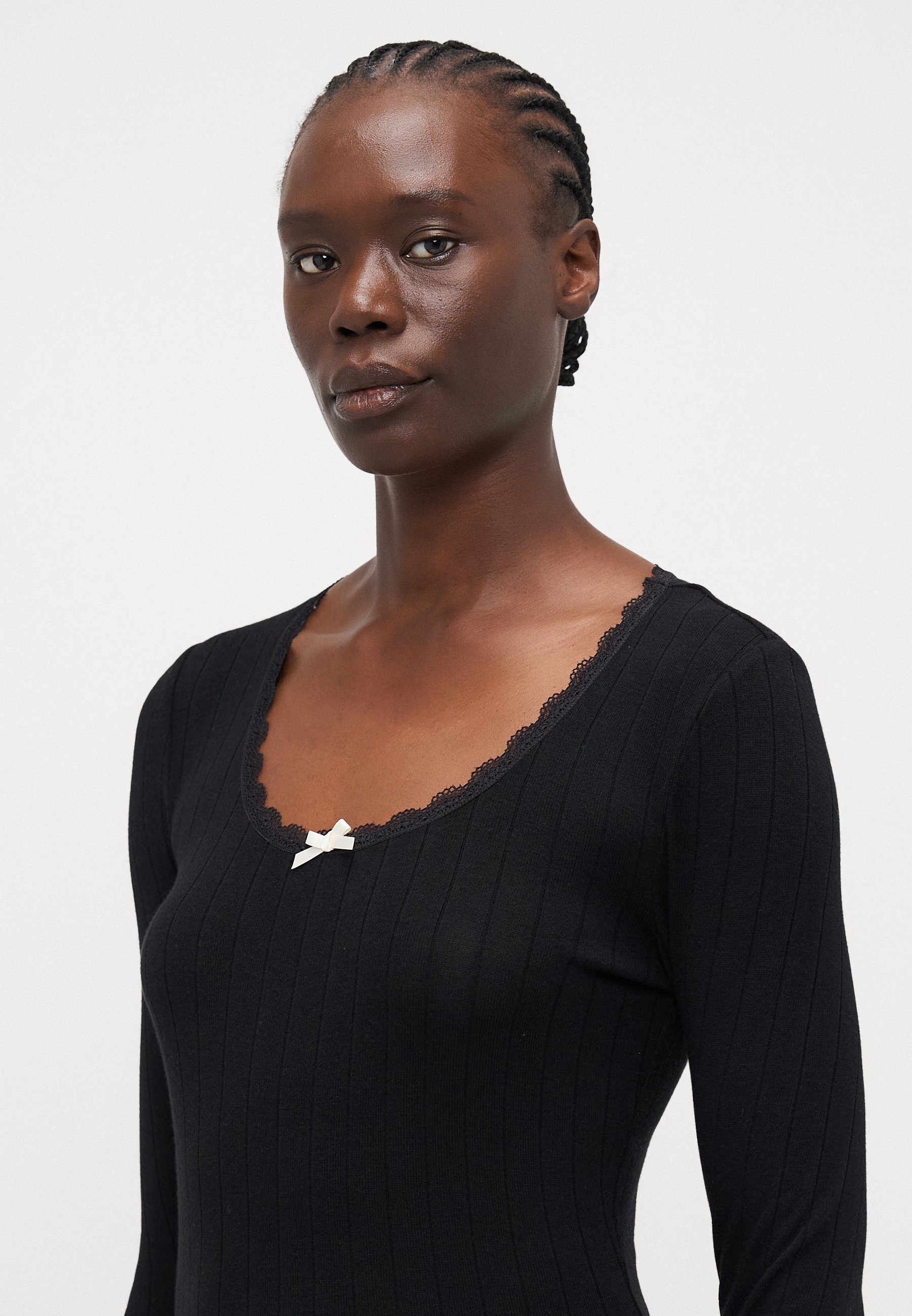 ONLY Tall ONLLAIKA U-hals top met lange mouwen - zwart