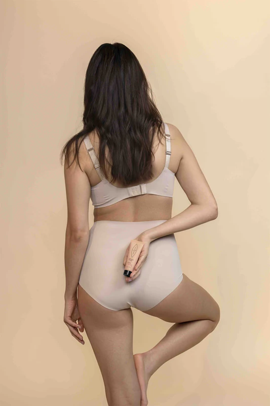 Intímna starostlivosť o pery Organická intímna starostlivosť Intímny balzam s makadamovými a ovosovými príchuťami