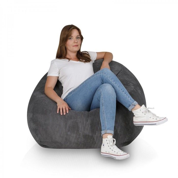 Sillón tipo puf de pana con bolso de mano gris oscuro