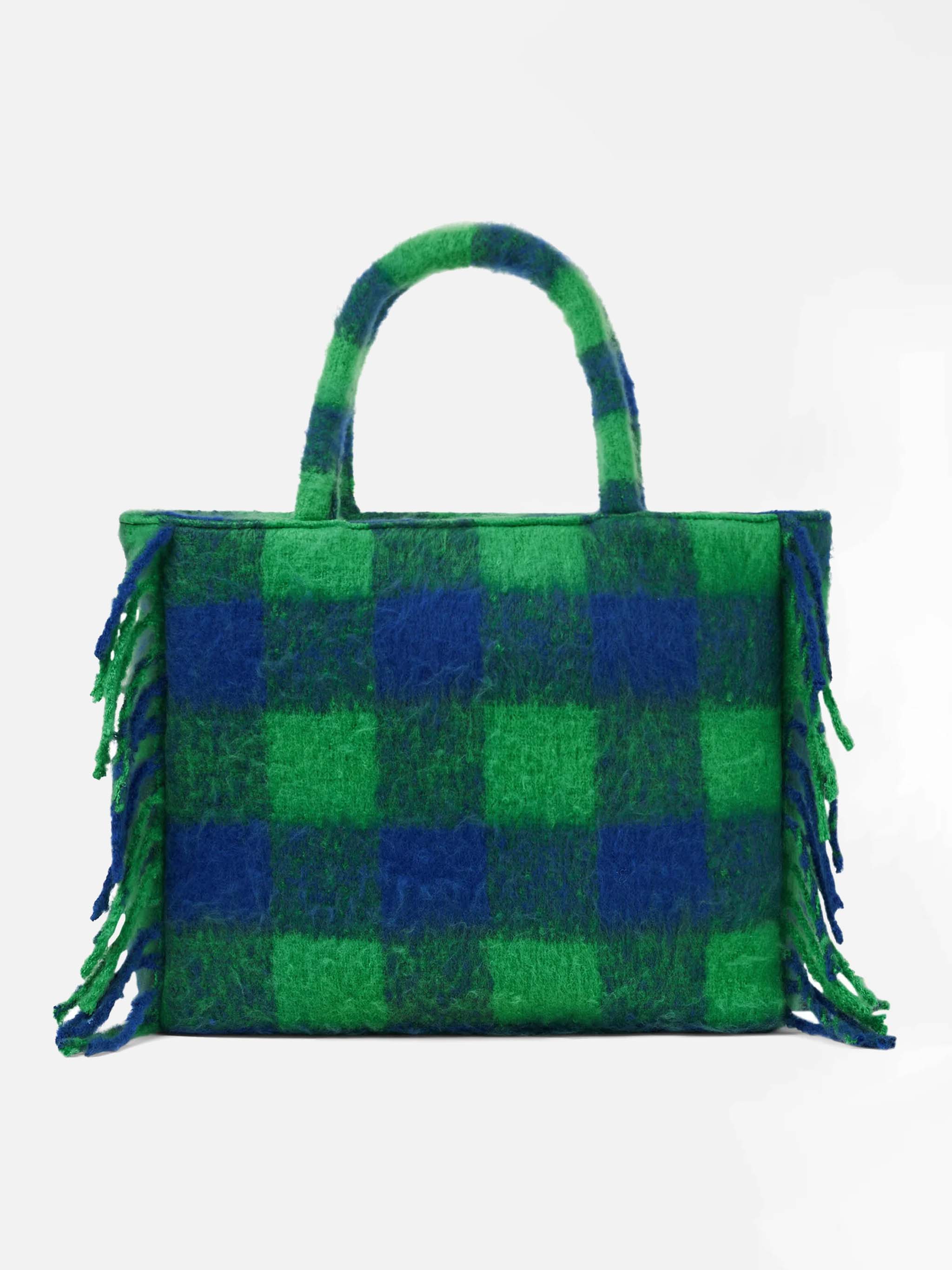 Schoudertas in de stijl van een dekentje met groen en blauw ruitpatroon.