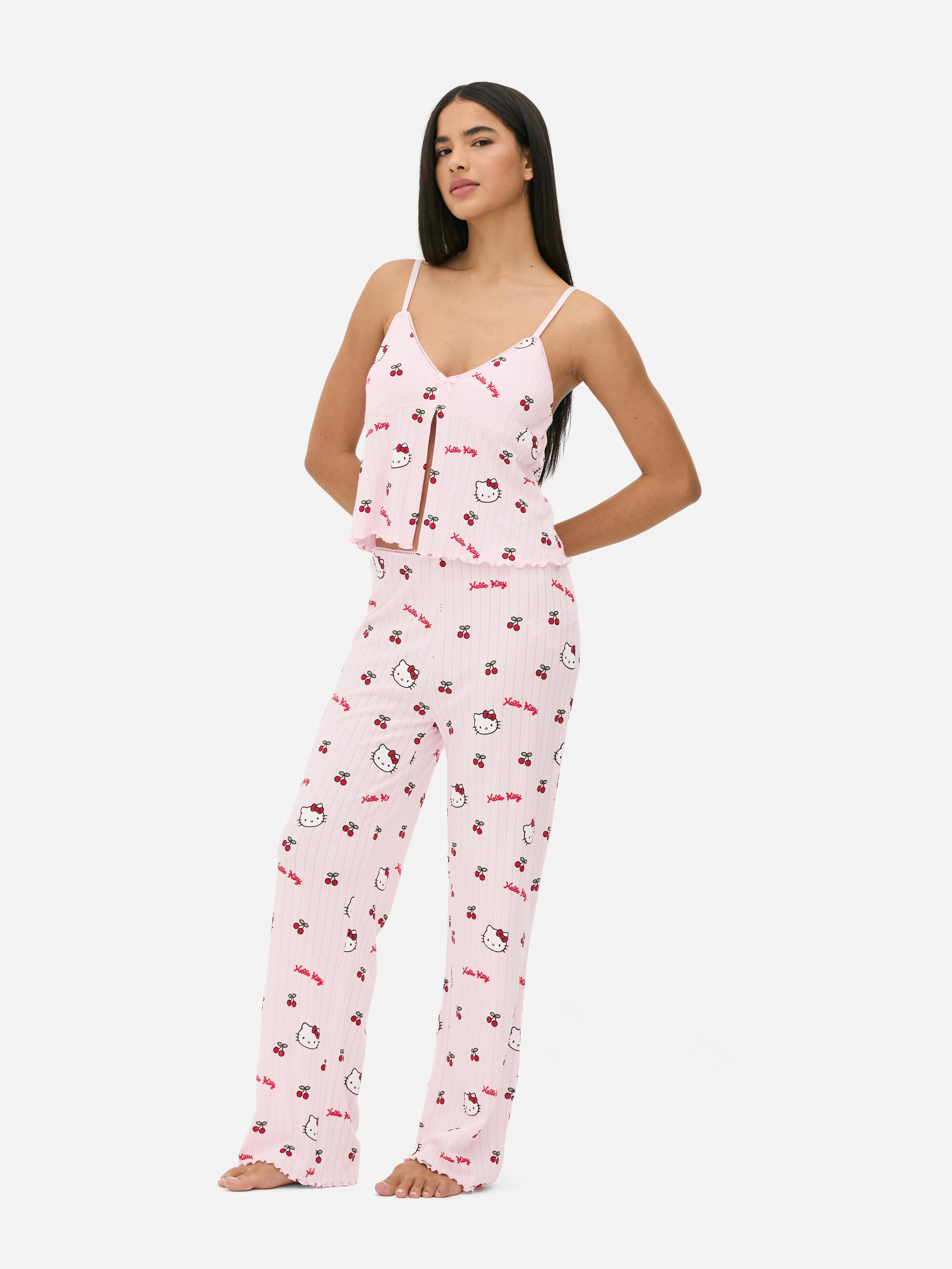 Top de pijama Hello Kitty cu imprimeu ajurat și camuflaj. Un top de pijama Hello Kitty cu ajurat, bretele reglabile, garnitură cu picot și tiv festonat.