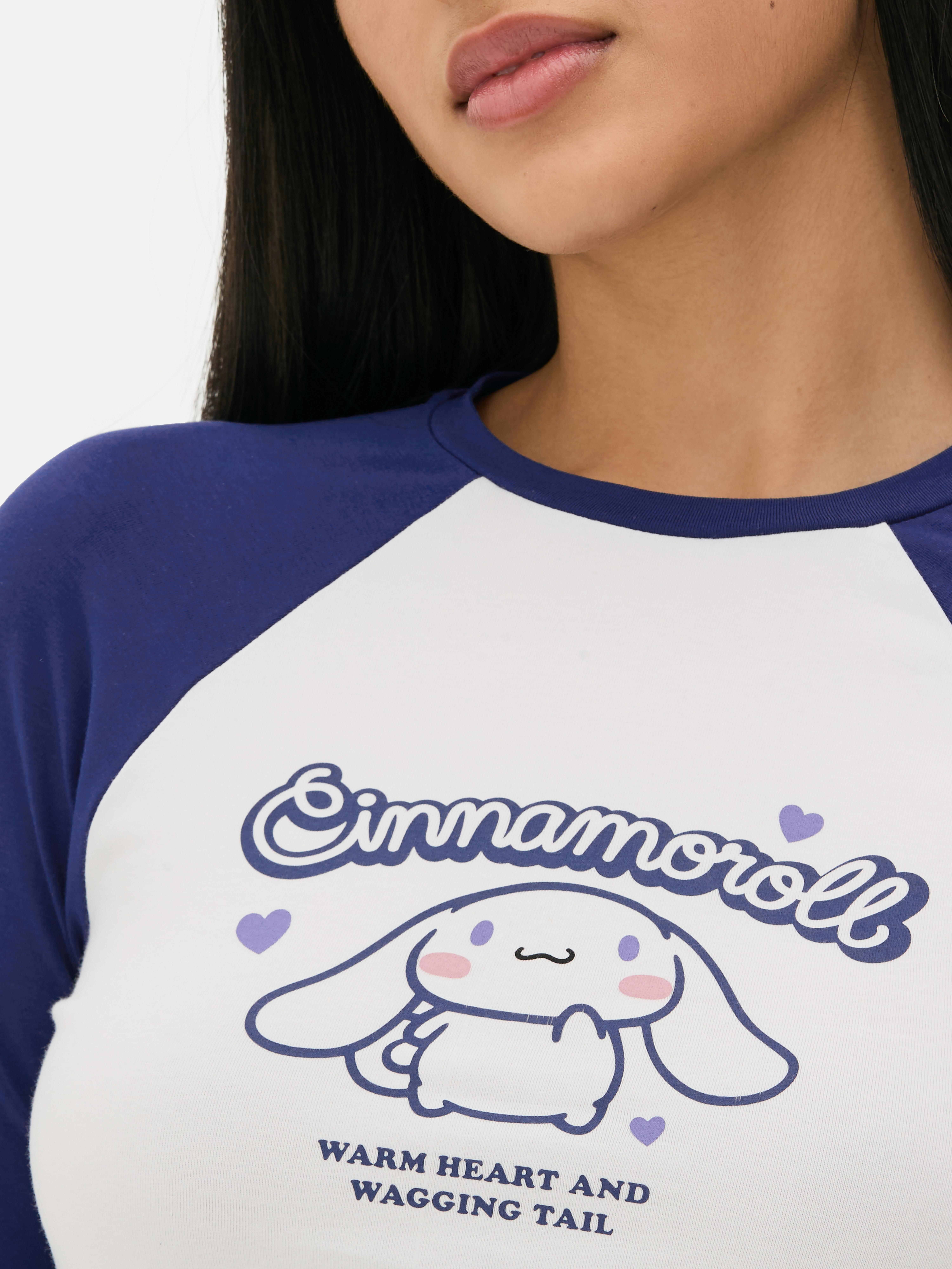 Tricou Hello Kitty cu mânecă raglan și imprimeu Cinnamoroll. Un tricou scurt cu mâneci lungi raglan și un imprimeu Cinnamoroll pentru